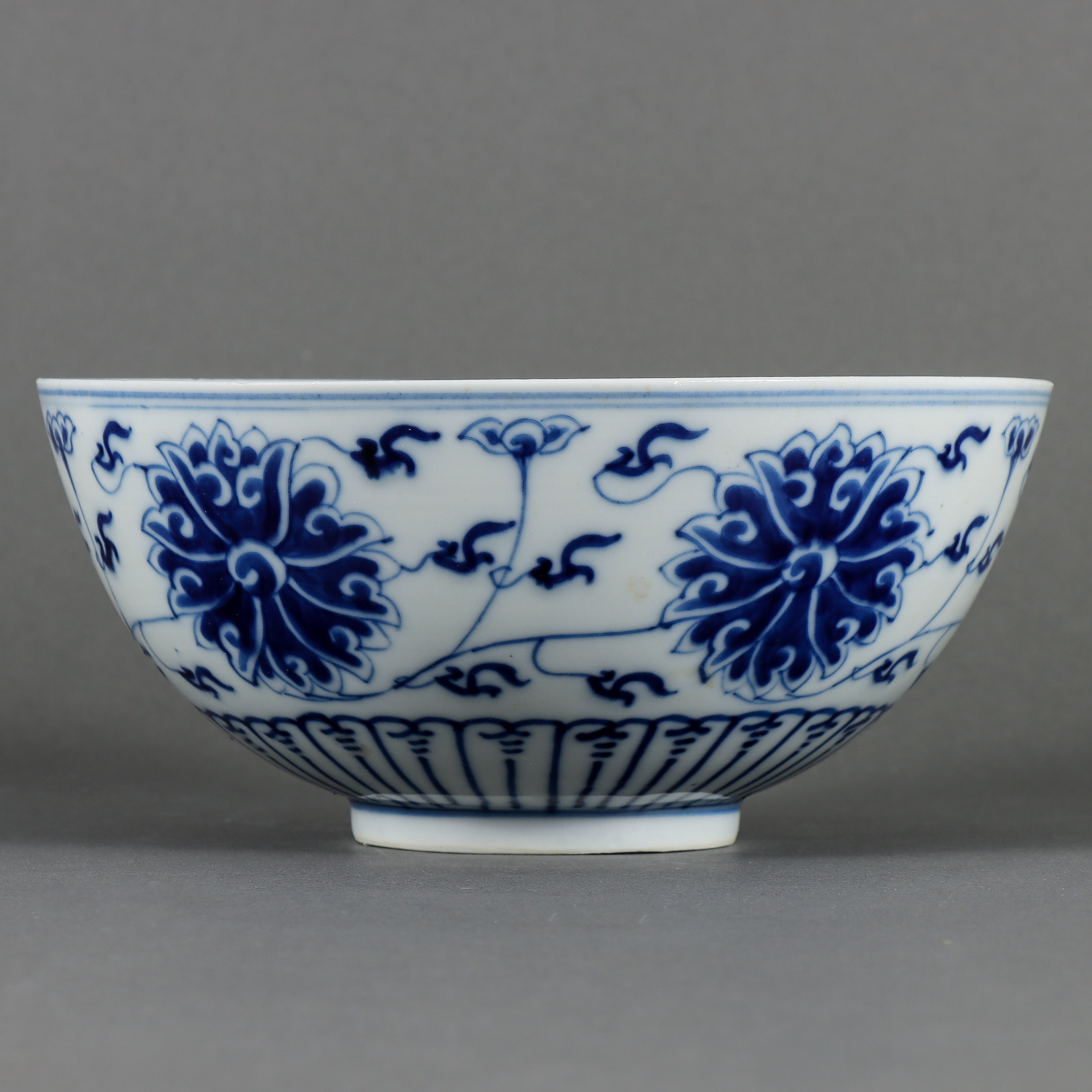 SKÅL med lotusmotiv, porslin, Kina, 1900-tal med Guangxus märke.