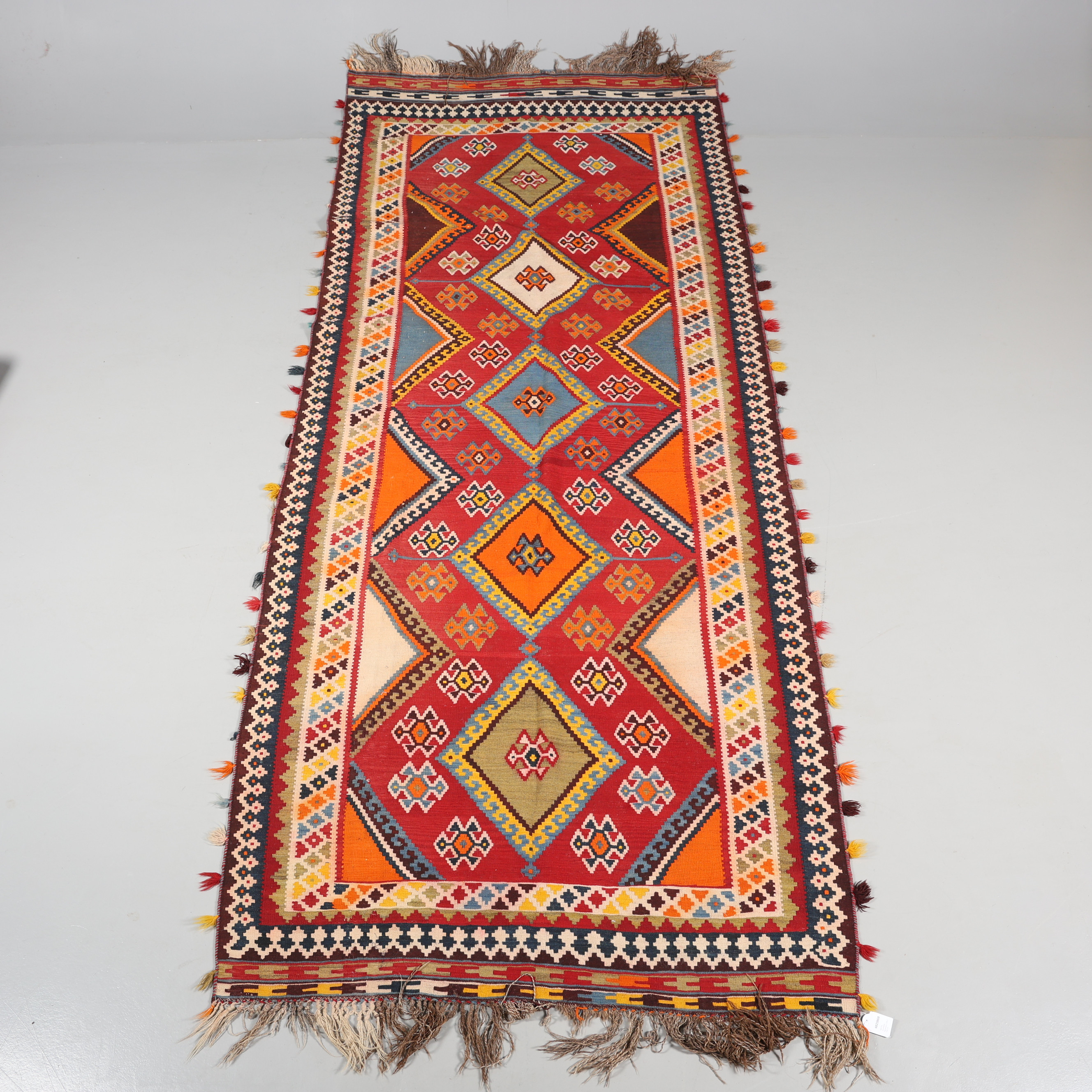 MATTA, orientalisk, handvävd, 376 x 156 cm.