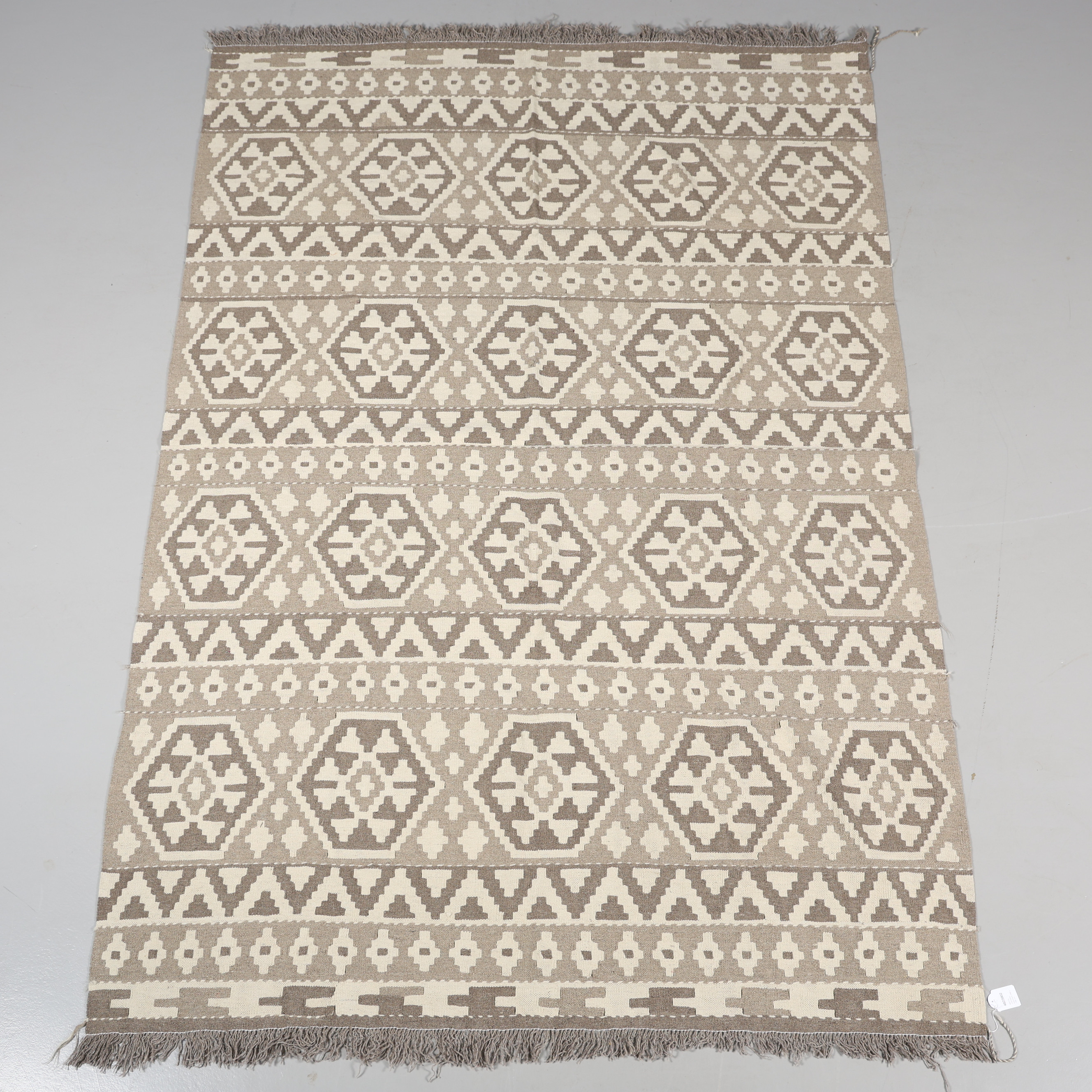 MATTA, orientalisk, handvävd, 286 x 196 cm.