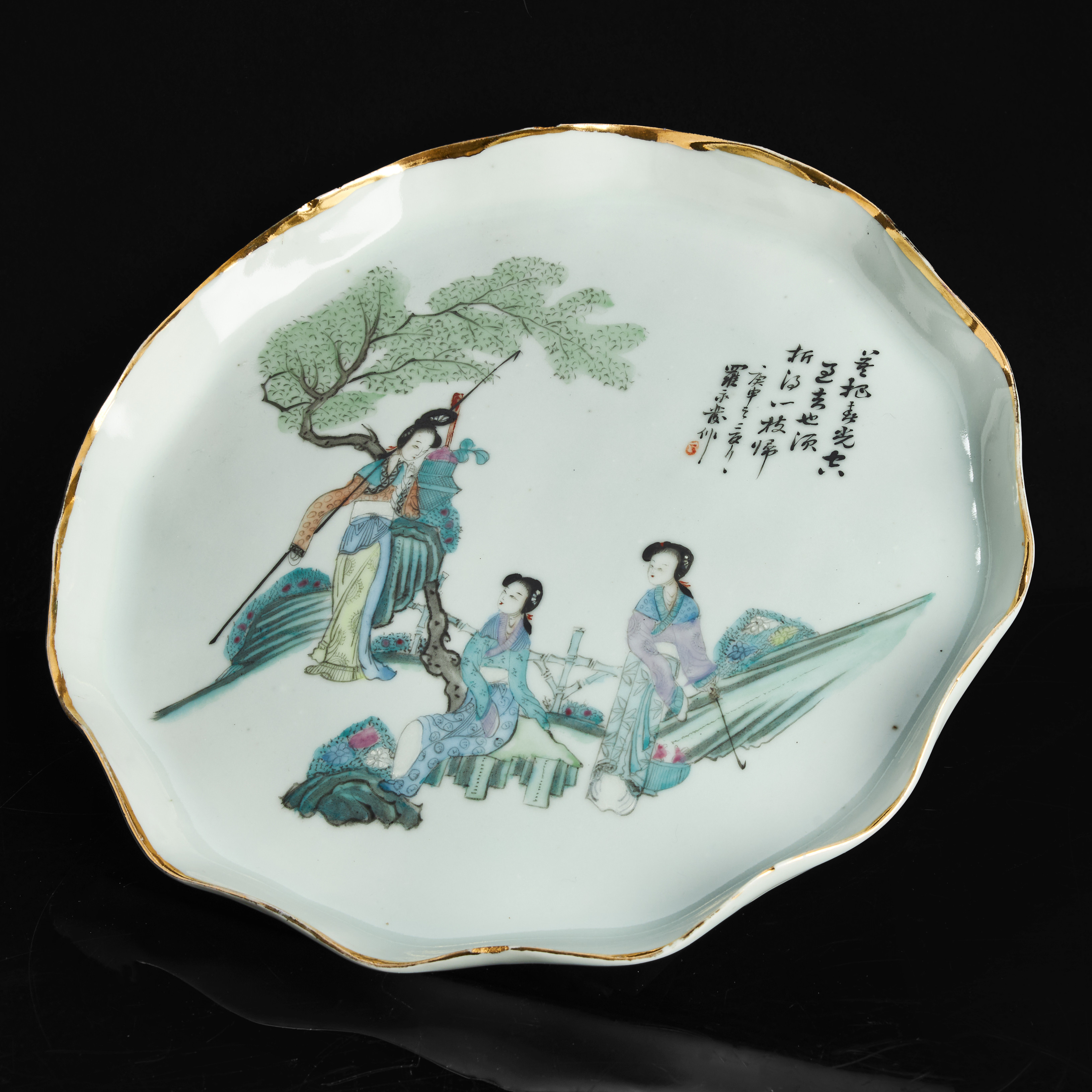 FAT, porslin, Kina, dekor i emaljfärger av figurer i trädgård och med kalligrafi, 1900-talets första hälft.