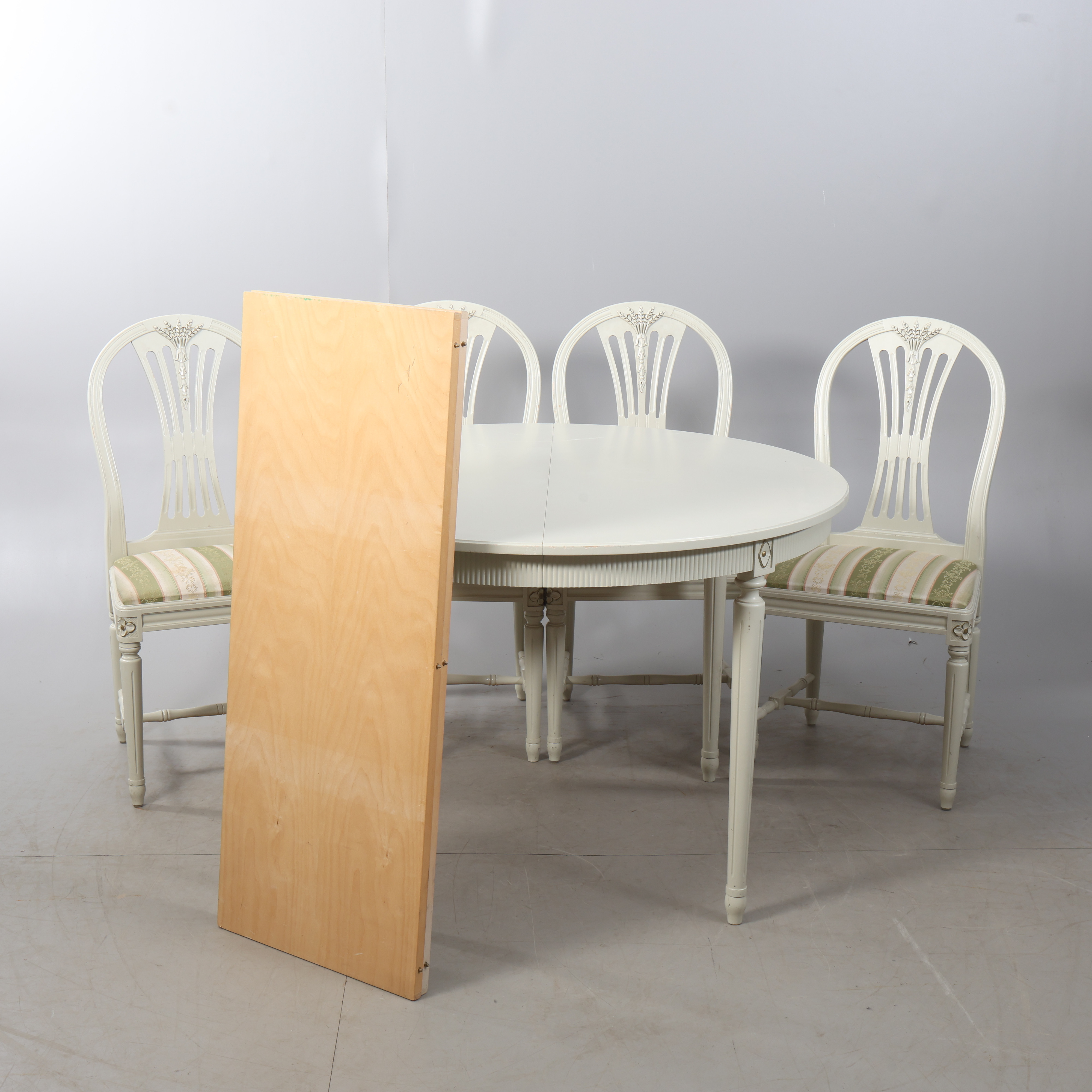 Matssalsgrupp. 7 delar, gustaviansk, 1900-talets första hälft.