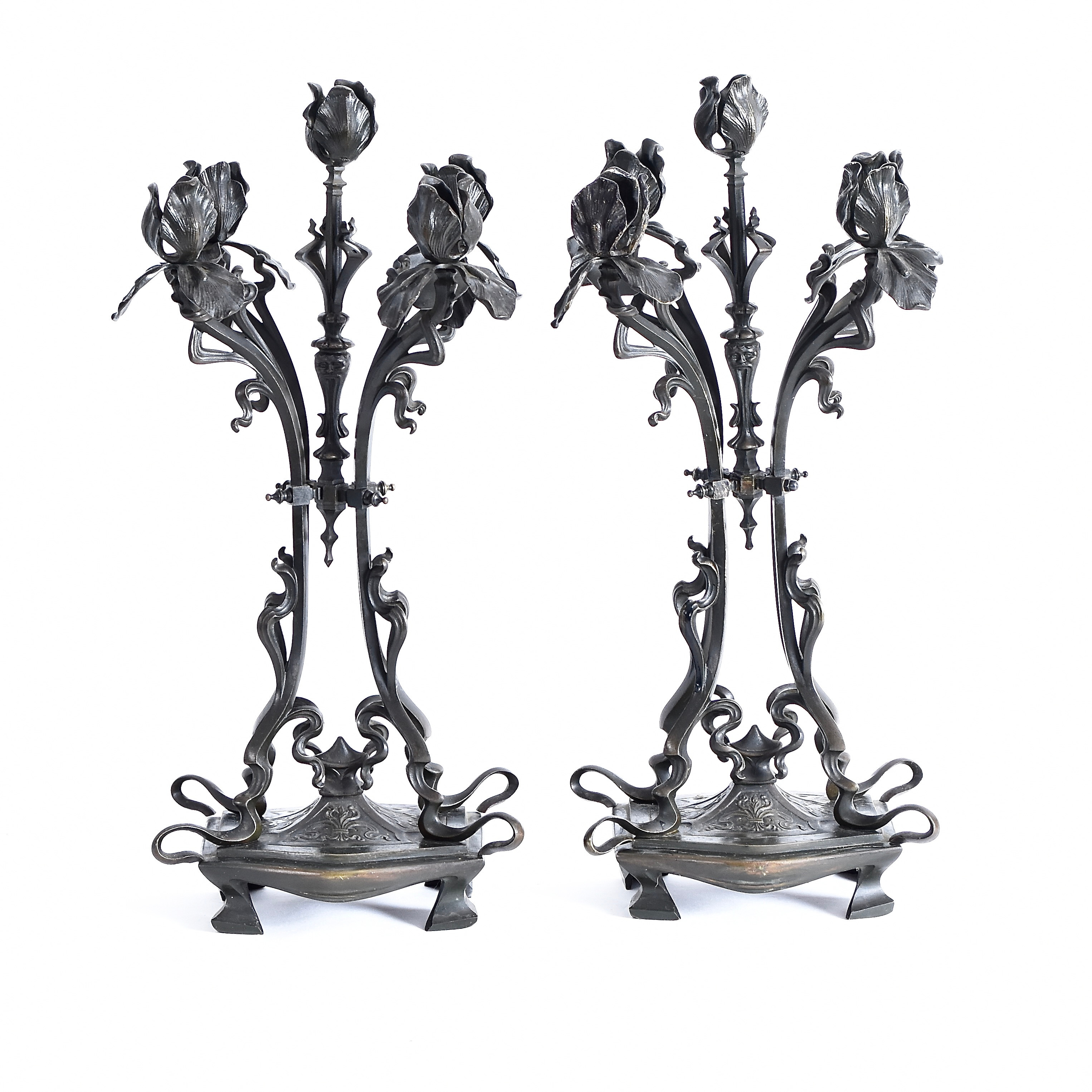 LOUIS MAJORELLE. HANS ART. KANDELABRAR till 5 ljus, 1 par, patinerad brons, Art Nouveau, Frankrike, sekelskiftet 1900.