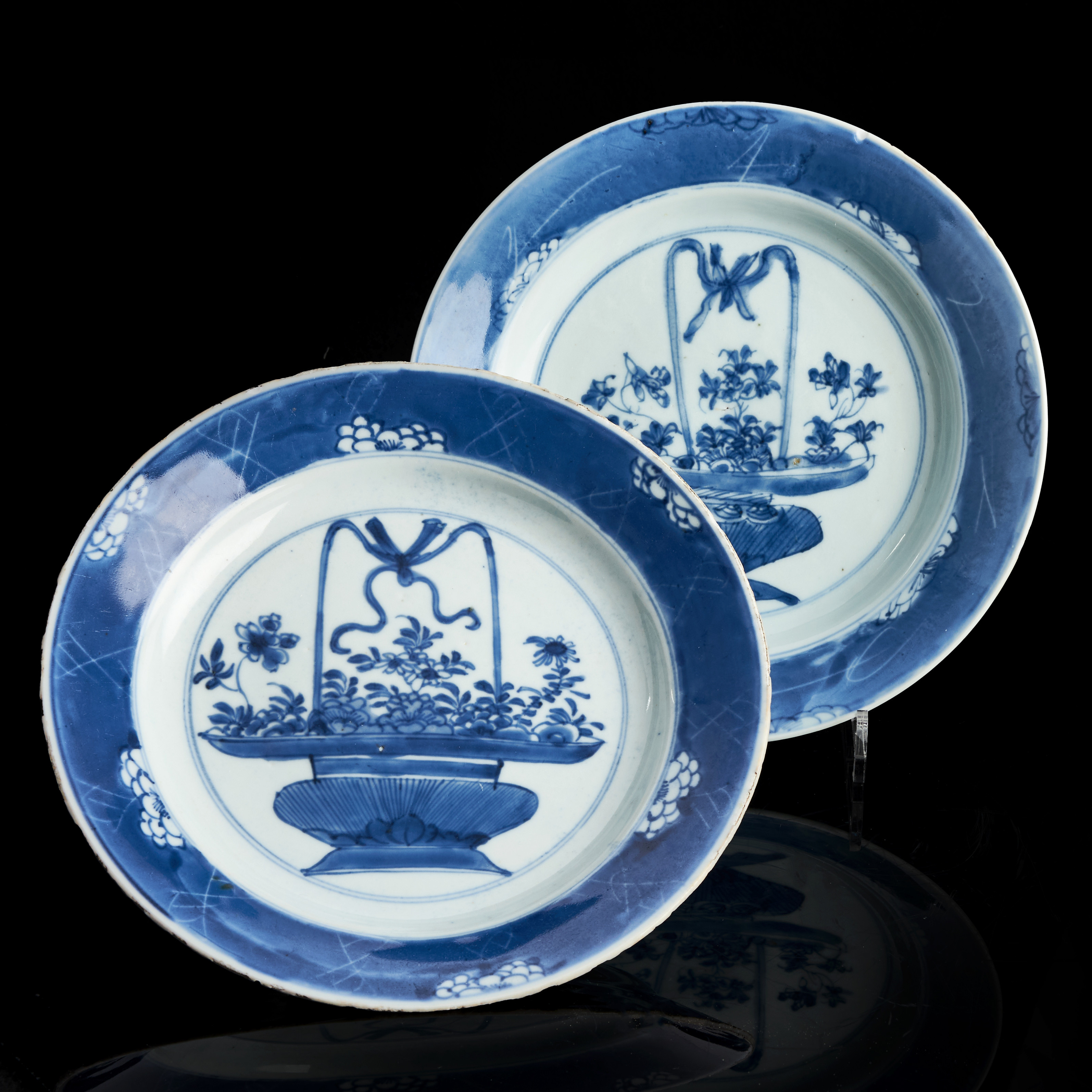 TALLRIKAR (2 st), porslin, djupa, snarlik dekor i undergalsyrblått av blomsterkorg, kangxi (1661-1722).