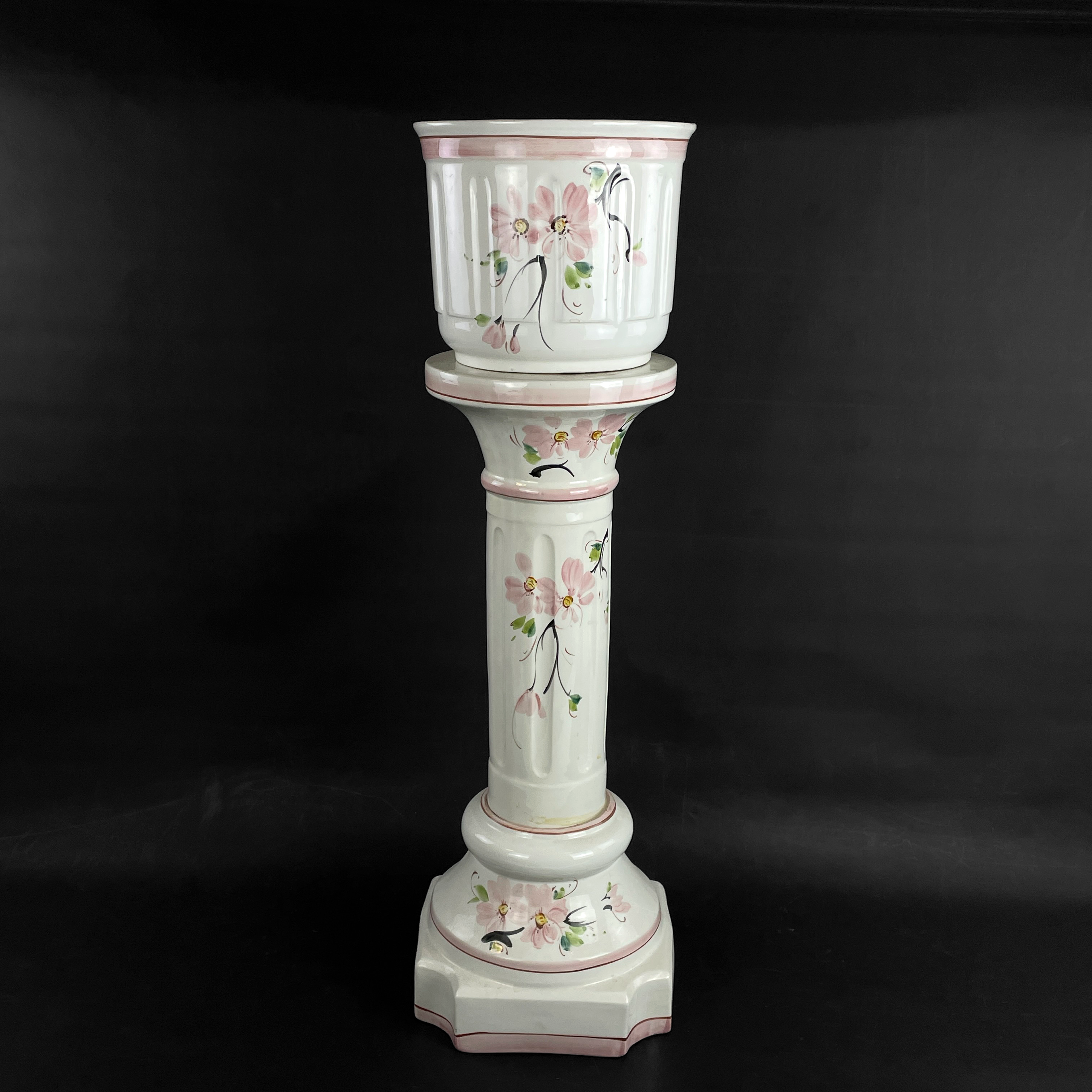 PIEDESTAL med YTTERFODER, porslin, 1900-talets andra hälft.