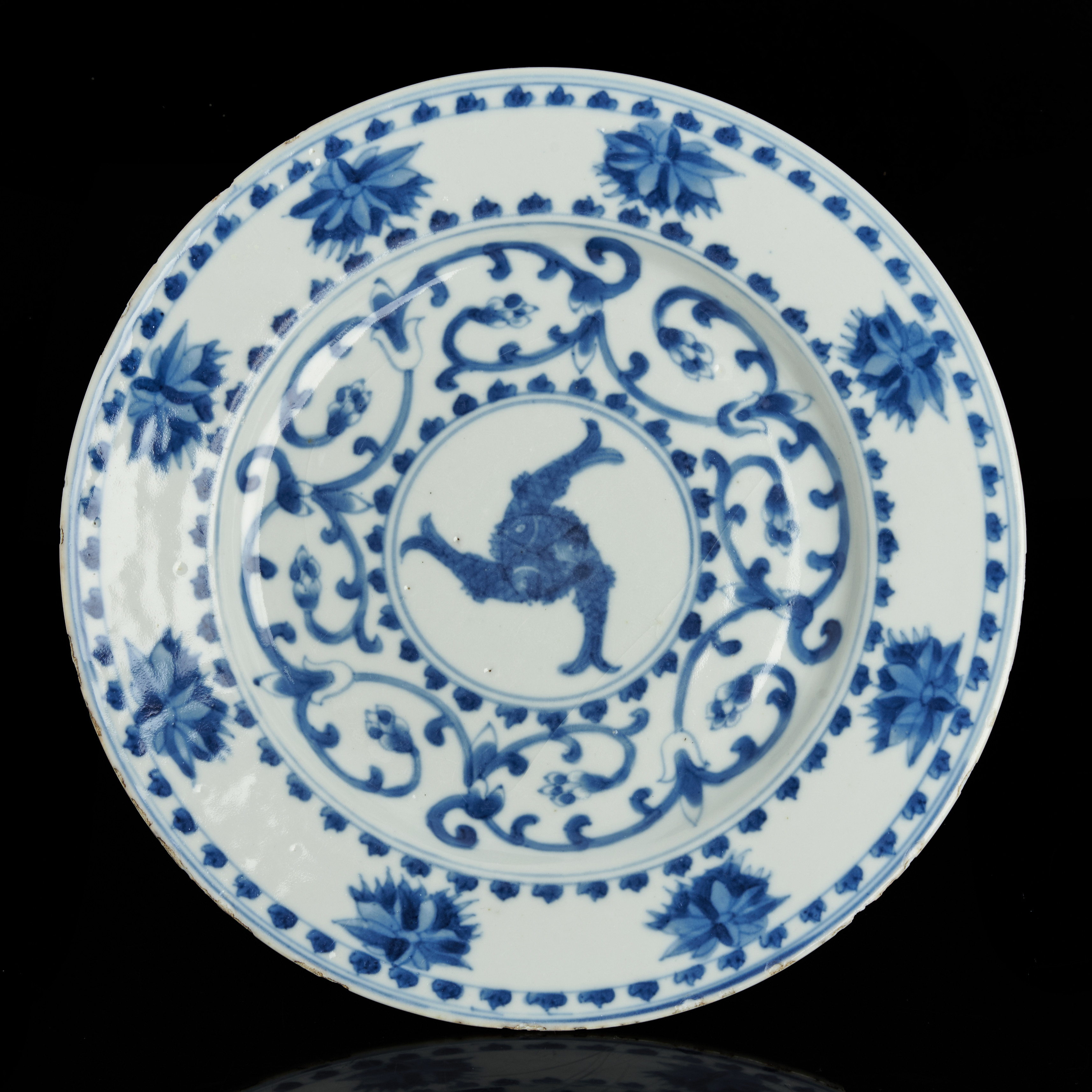 TALLRIK, porslin, Kina, dekor i underglasyrblått av blomster och tre sammanflätade fiskar (symbol för evigt välstånd och överflöd), Kangxi (1661-1722).