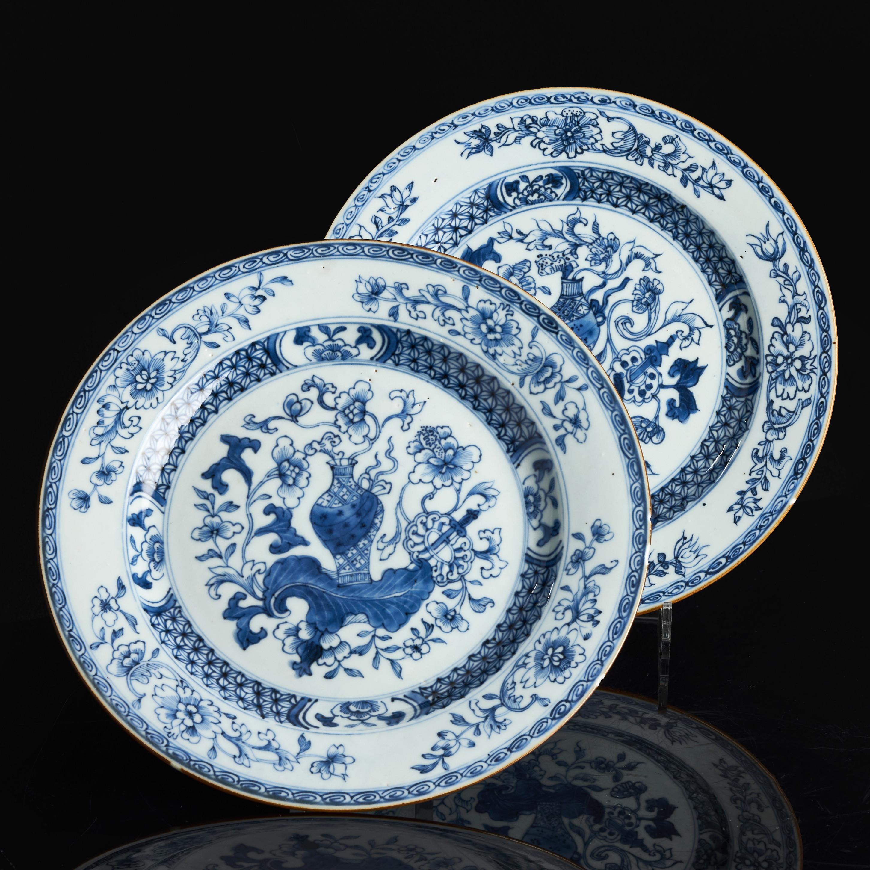 TALLRIKAR, ett par, kompaniporslin, Kina, riklig dekor i underglasyrblått av vas och blomster, Qianlong (1735-1796).