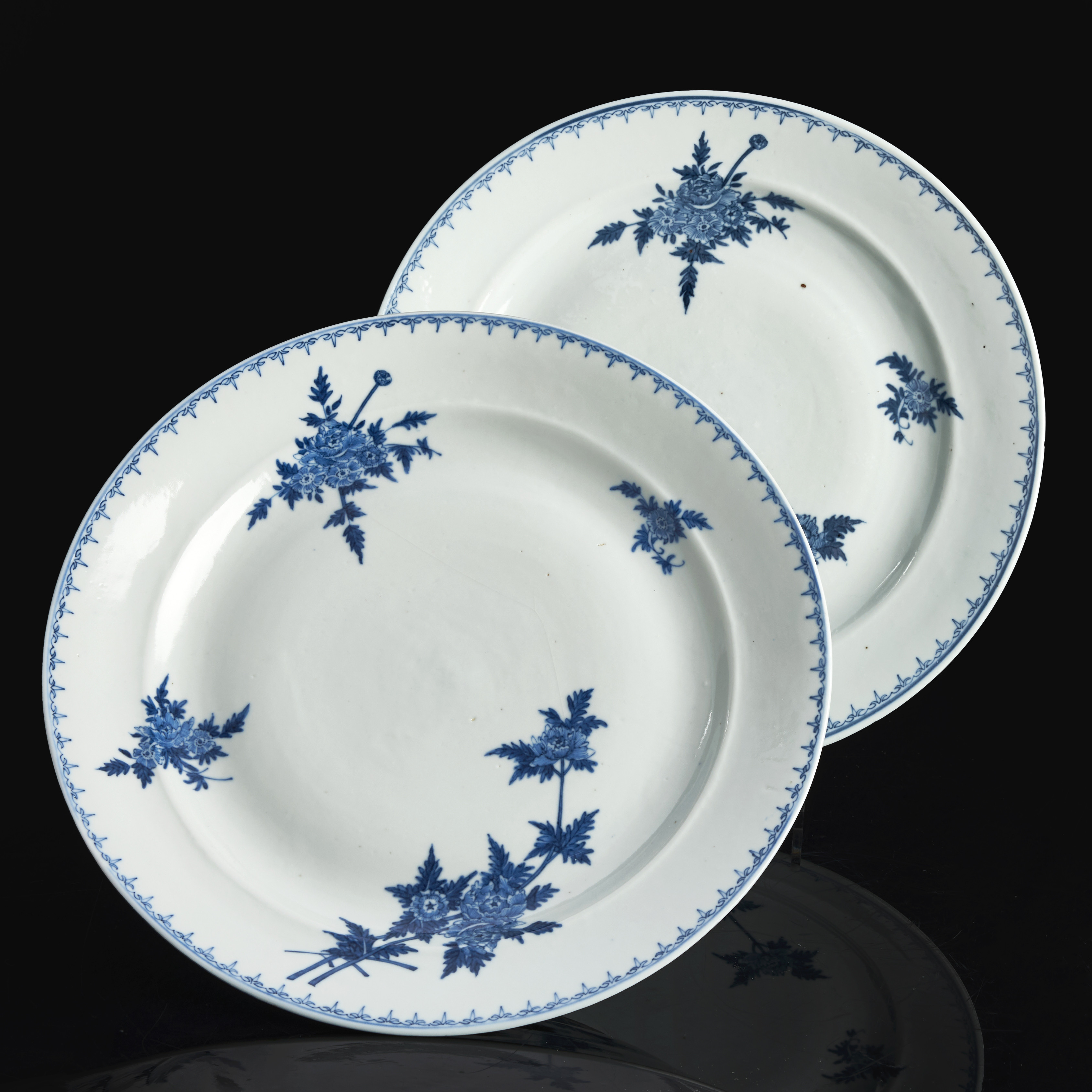 TALLRIKAR, ett par, porslin , Kina, dekor i underglasyrblått av strödda blomster, sen Qing, troligen Guangxu (1875-1908).