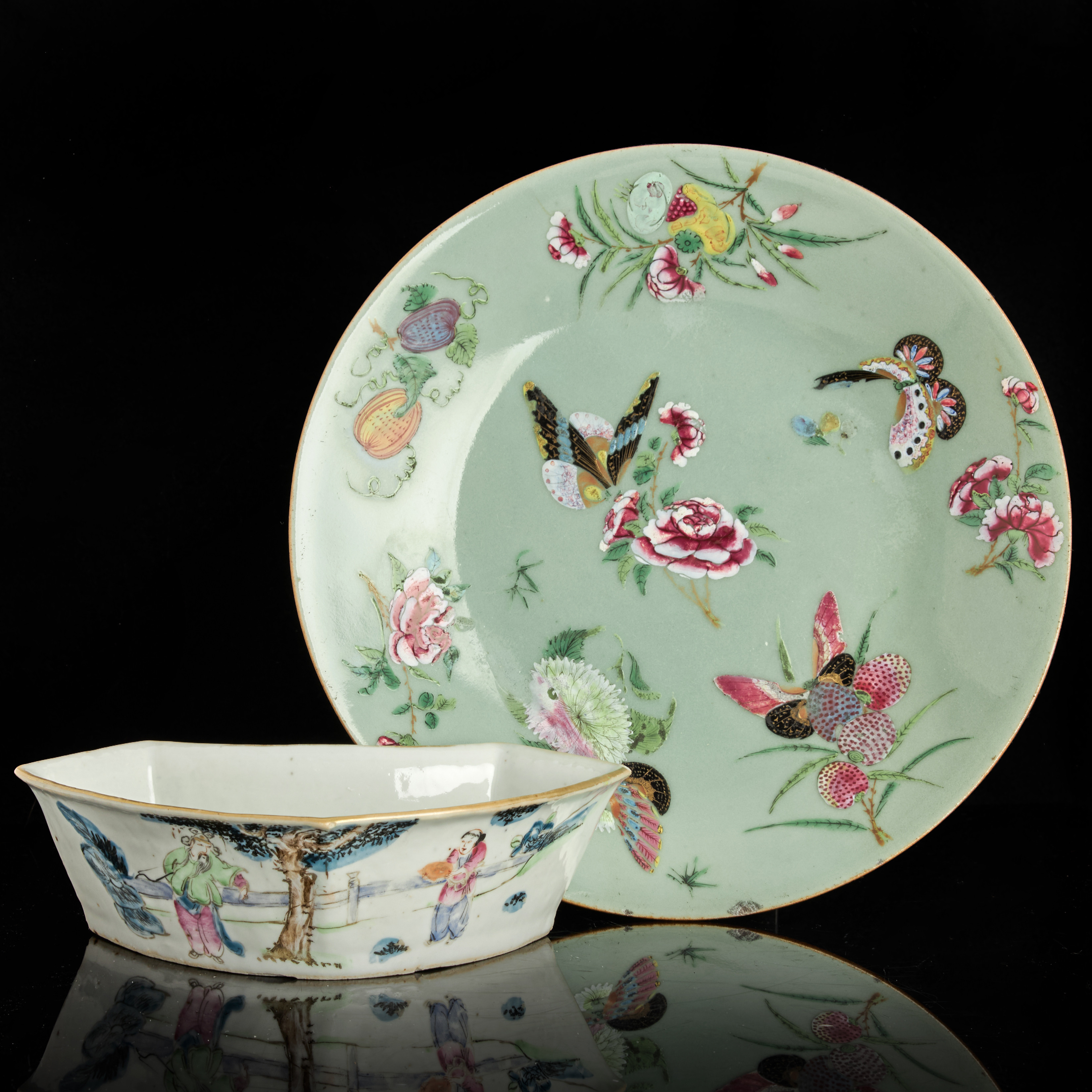 SKÅL och FAT, porslin, Kina, dekor i emaljfärger av figurscen, samt fjärilar och blommor mot fond i celadongrönt, sent 1800-tal.