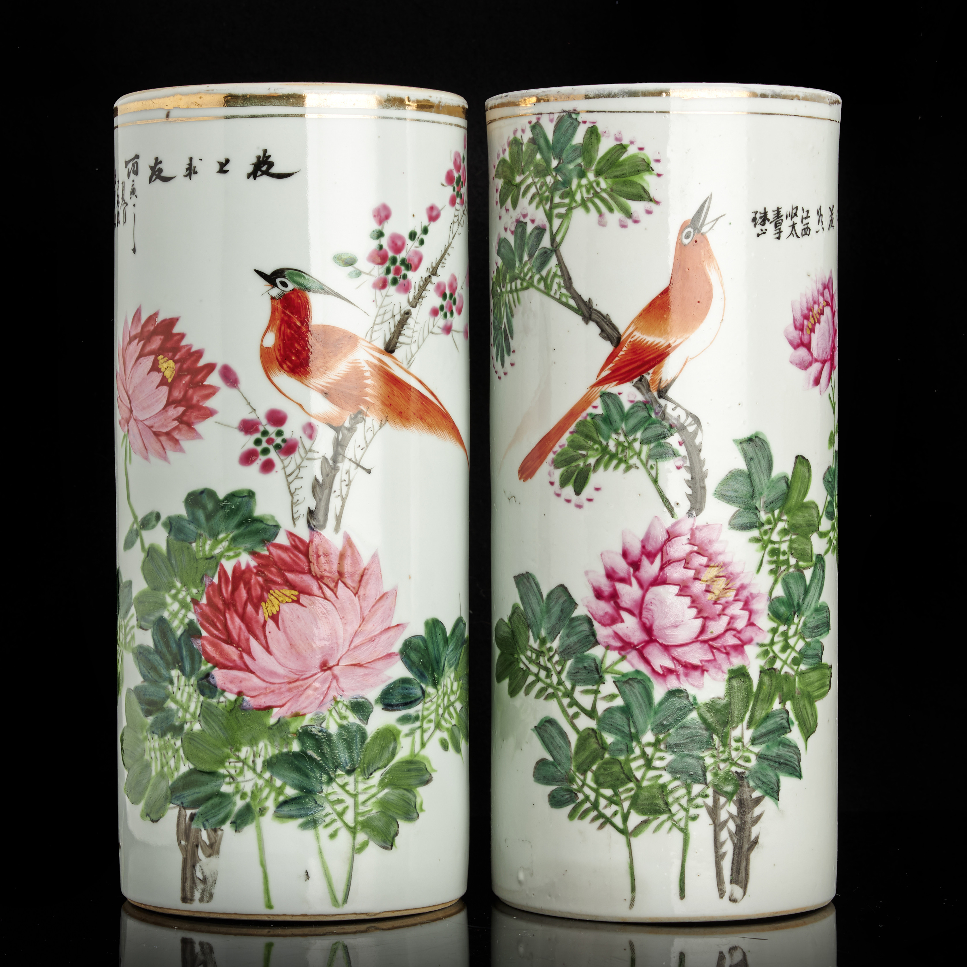 VASER (2), porslin, Kina, snarlika, dekor i emaljfärger av fåglar och blommor samt kalligrafi, omkring 1900-talets mitt.