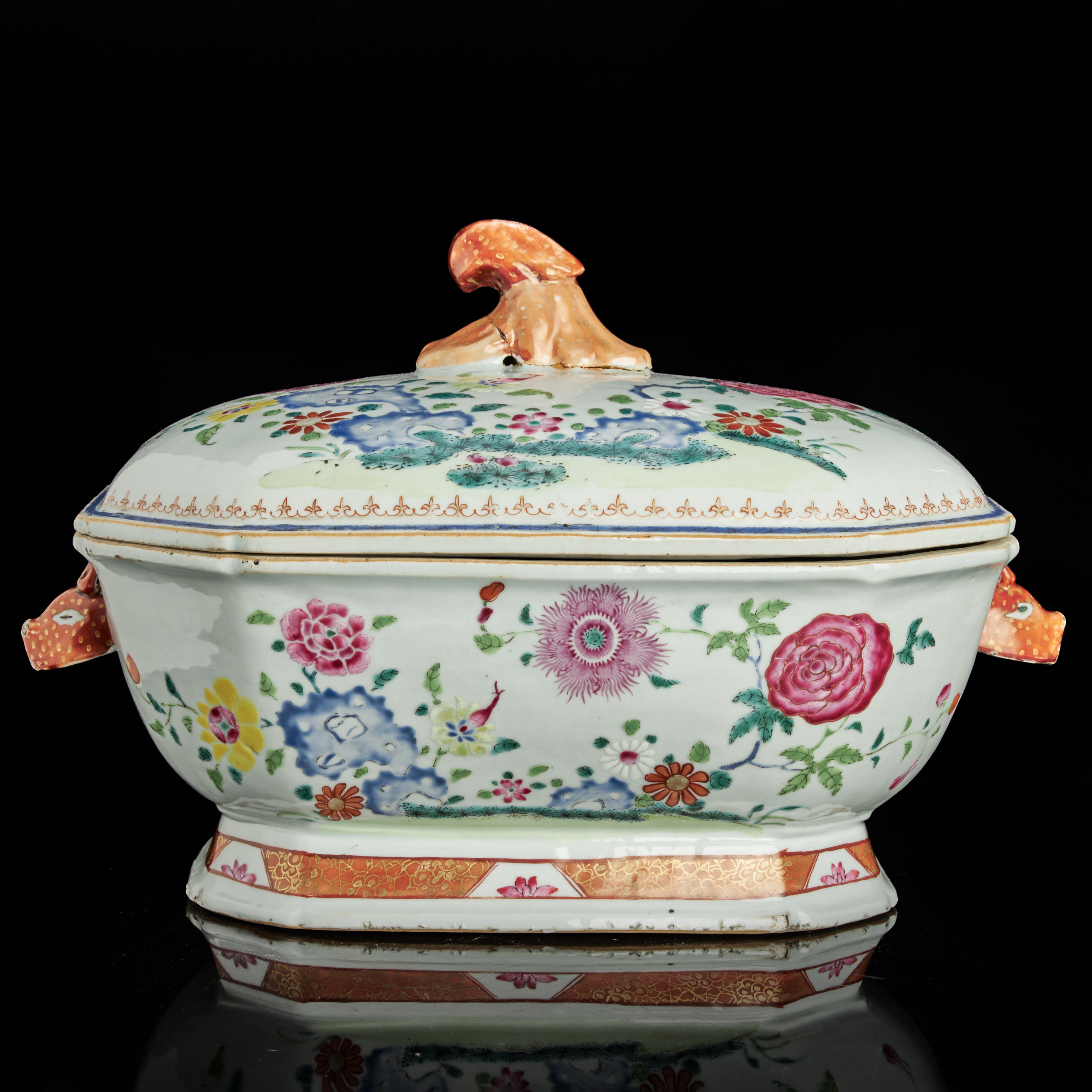 TERRIN med LOCK, kompaniporslin, Kina, dekor i famille rose av trädgårdslandskap med blommor och träd, Qianlong (1735-1796).