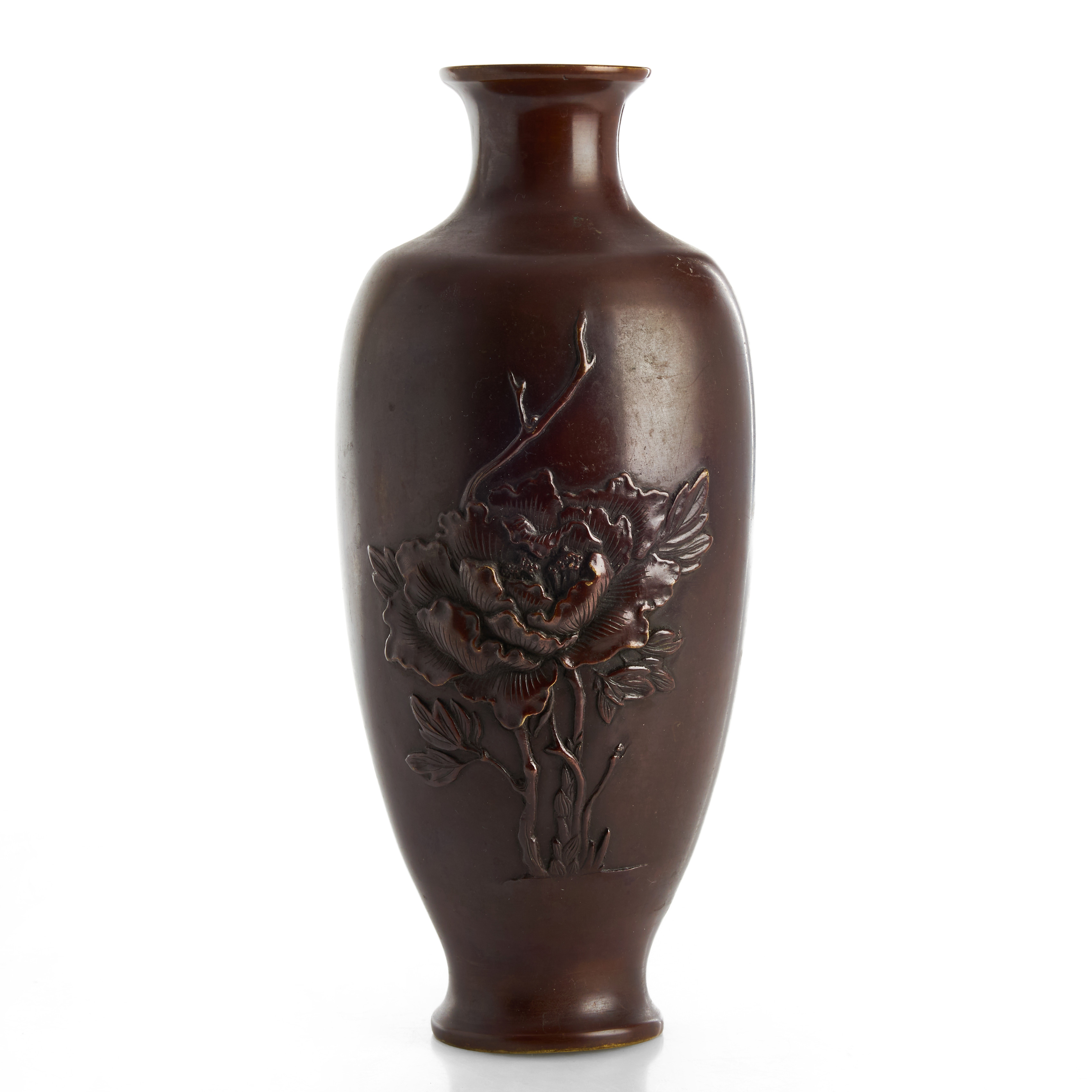 VAS, mörkpatinerad brons, Japan, dekor av blommande pion i hög relief, Meiji (1868-1912).