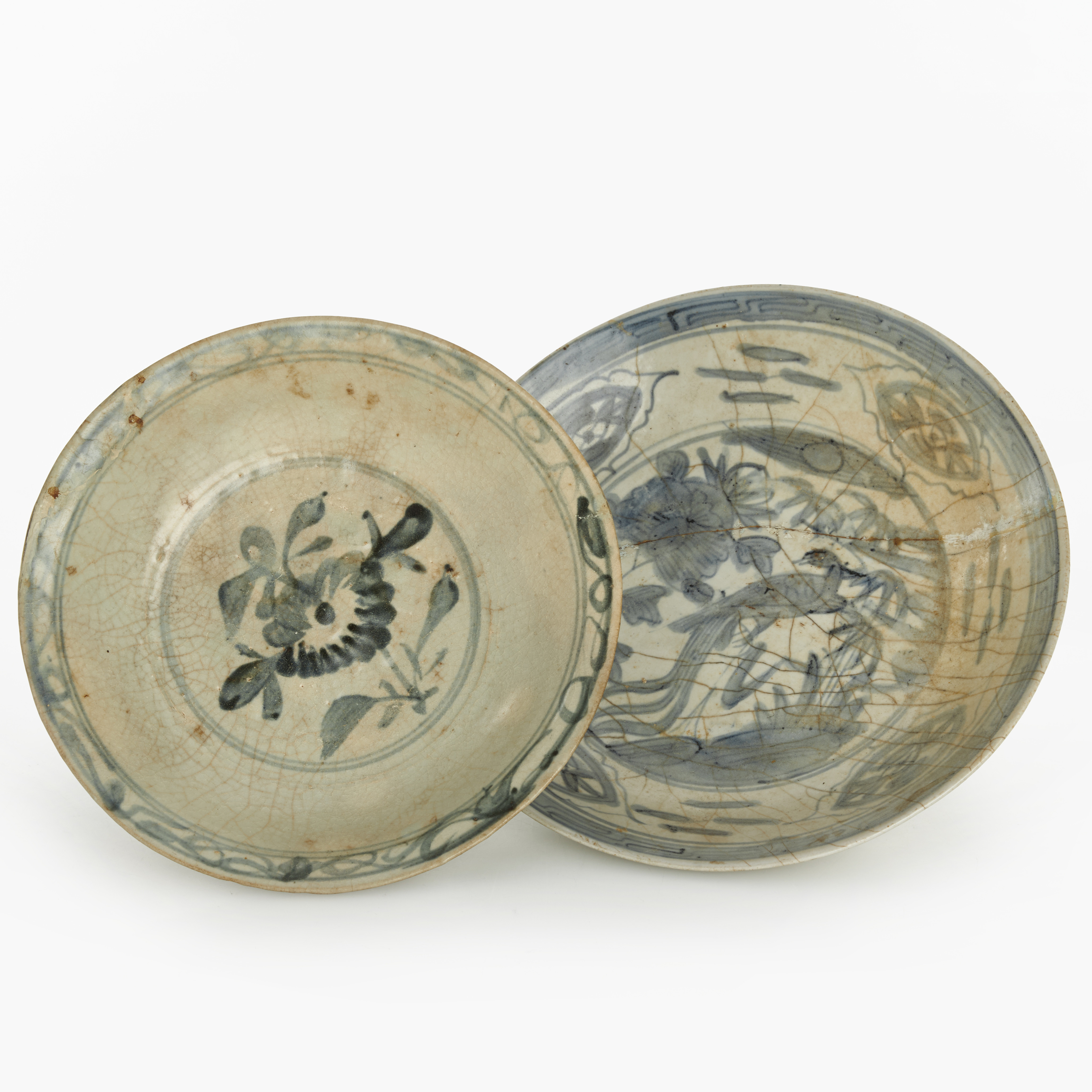 SKÅLFAT (2), porslin, Swatow, dekor i underglasyrblått av fågel Fenix samt blomma, Mingdynastin, 1500/1600-tal.