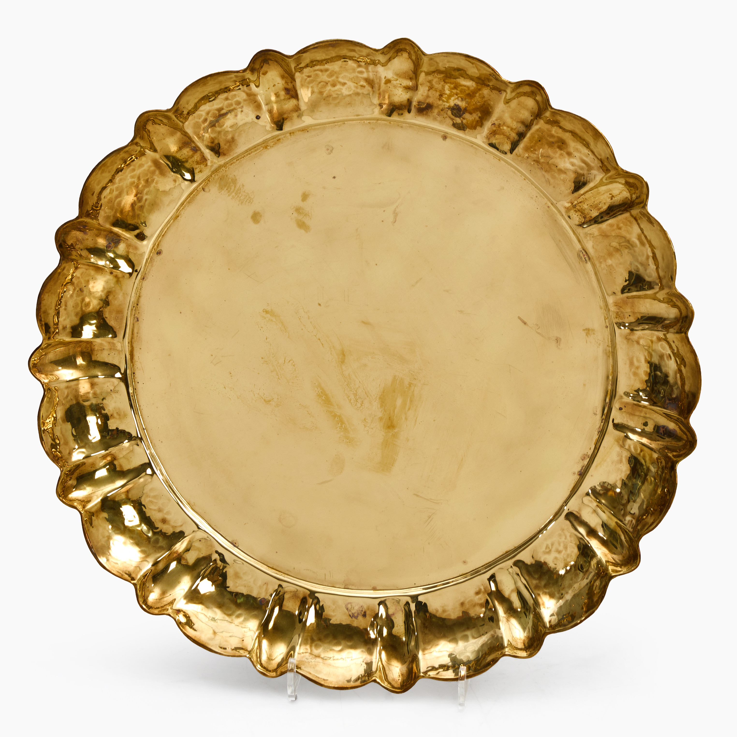 BRICKA, rund form, handdriven mässing, smed Yngve Svensson för Firma Lars Holmström, Arvika.