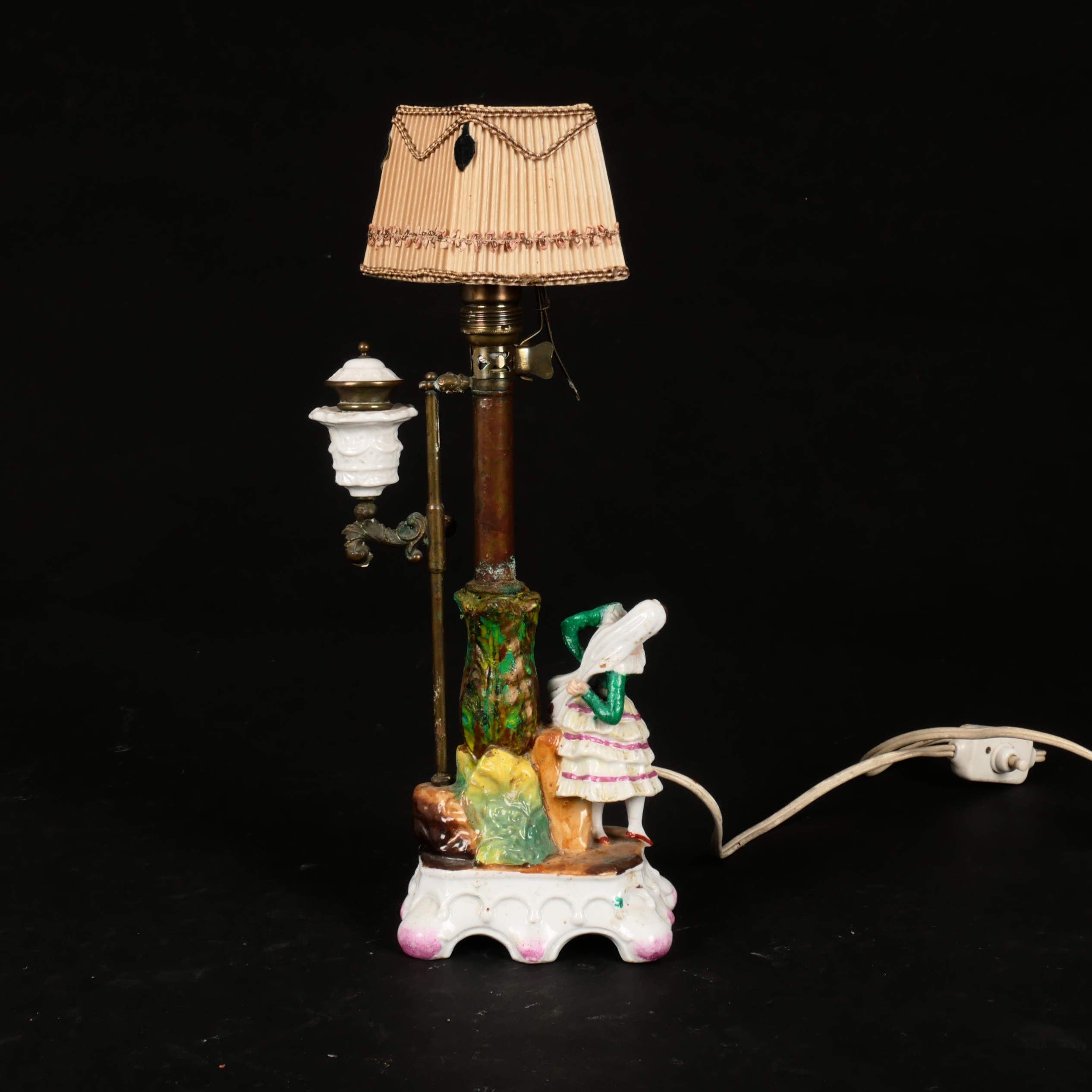 BORDSLAMPA/LJUSSTAKE, med figurin, möjligen Frankrike 18/1900-tal.