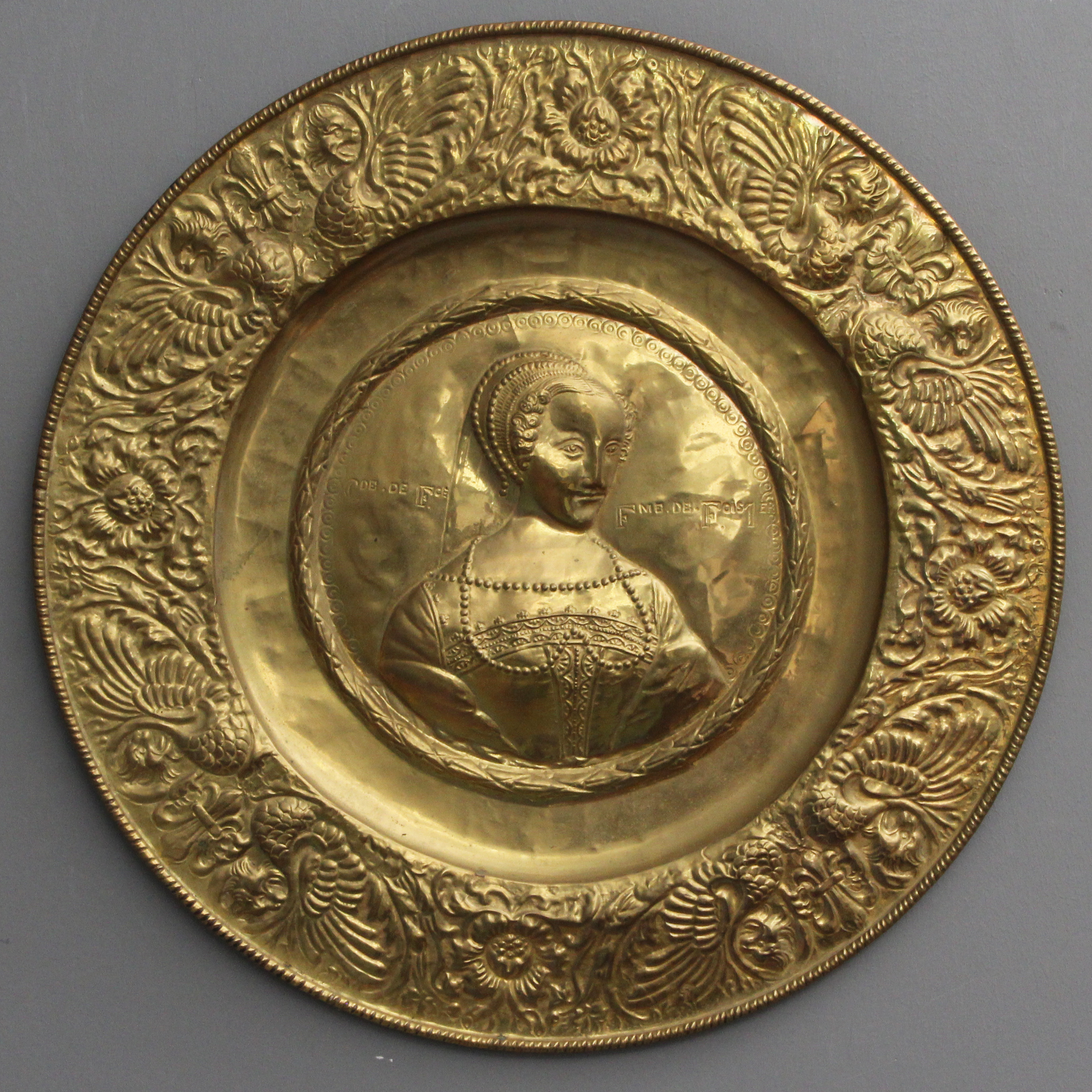 VÄGGFAT, metall, med renässansmotiv, 1900-tal.