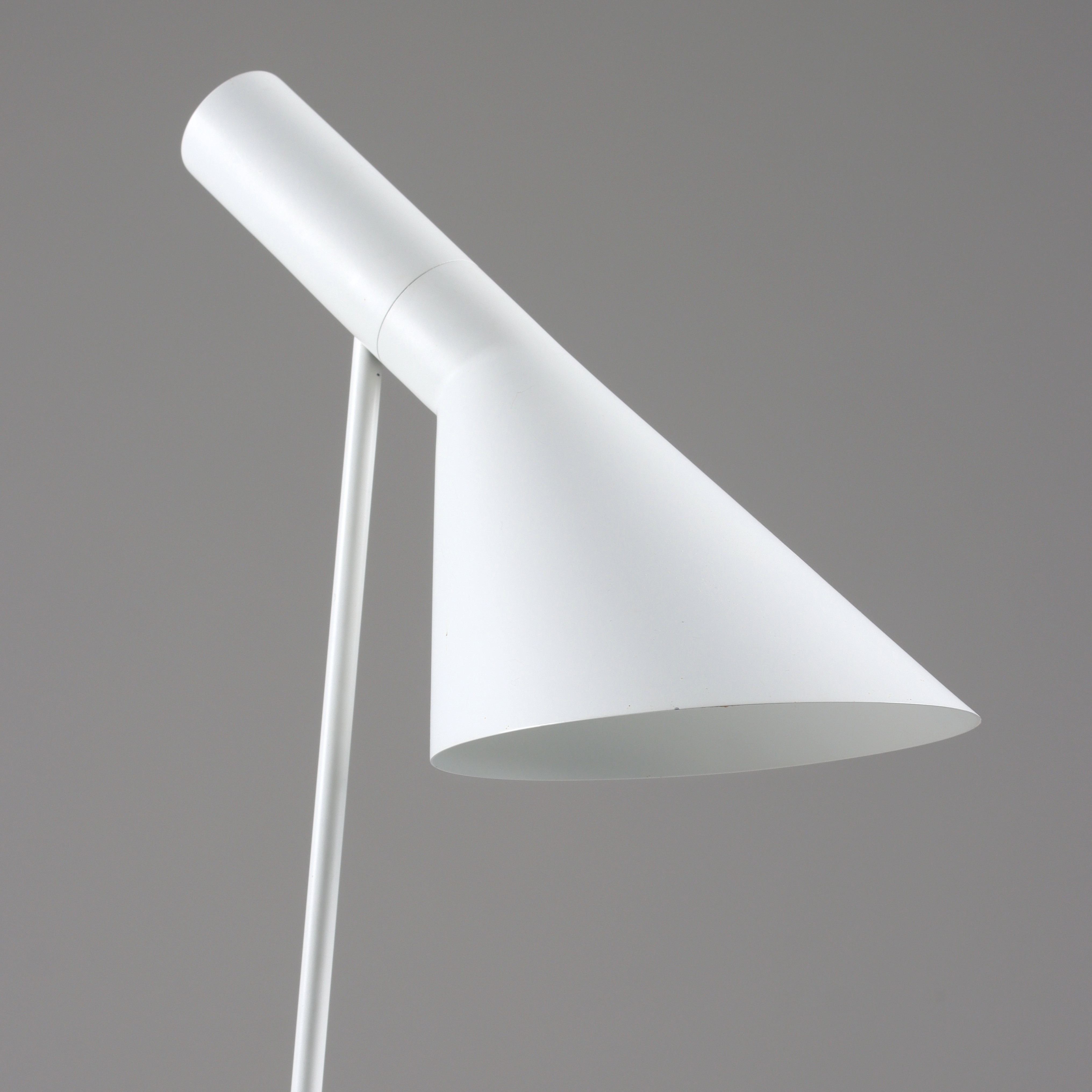 ARNE JACOBSEN. Golvlampa, "AJ", Louis Poulsen, Danmark, 1900-talets andra hälft.