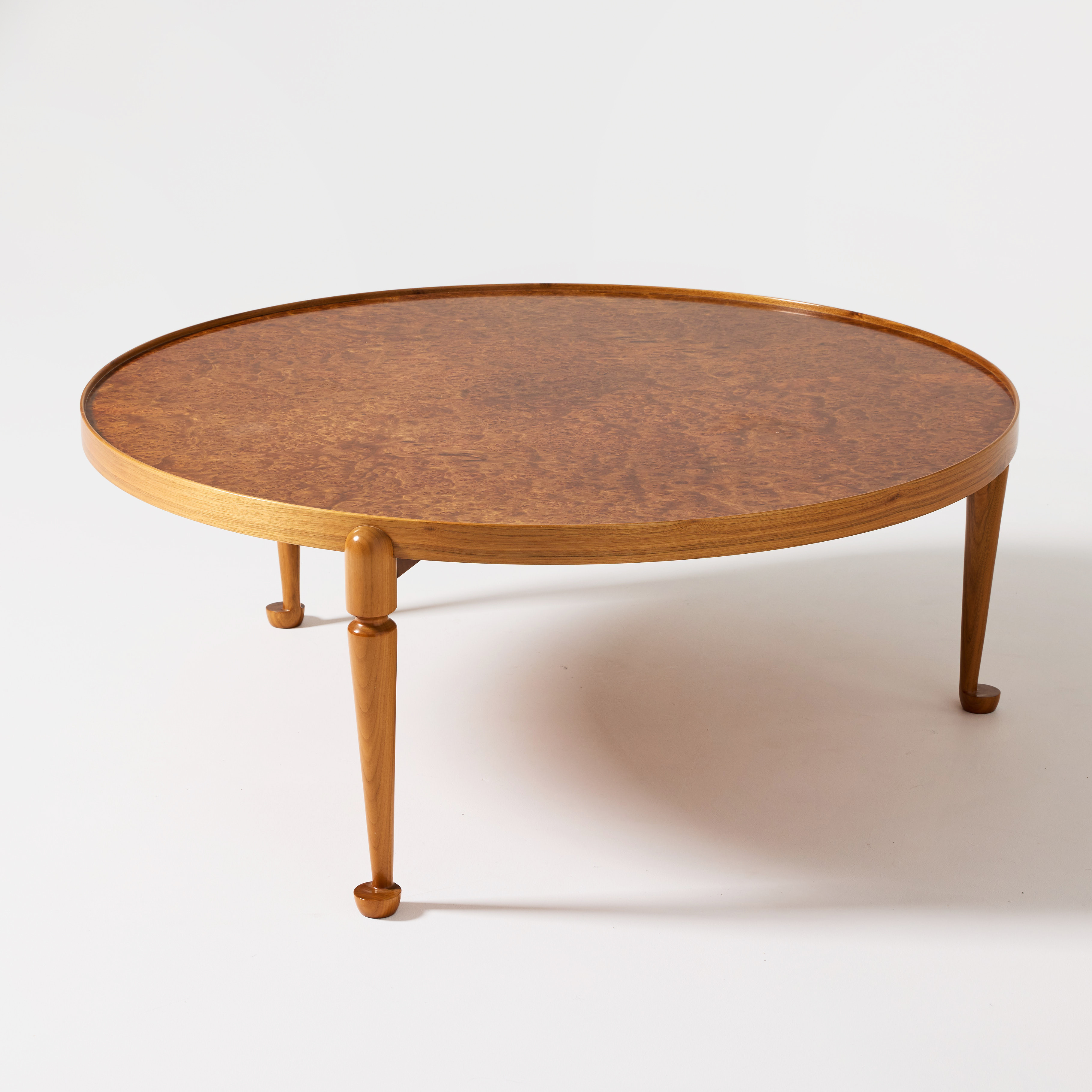 JOSEF FRANK. Soffbord, Firma Svenskt Tenn, modellnummer 2139, valnöt, rotfanerad skiva.