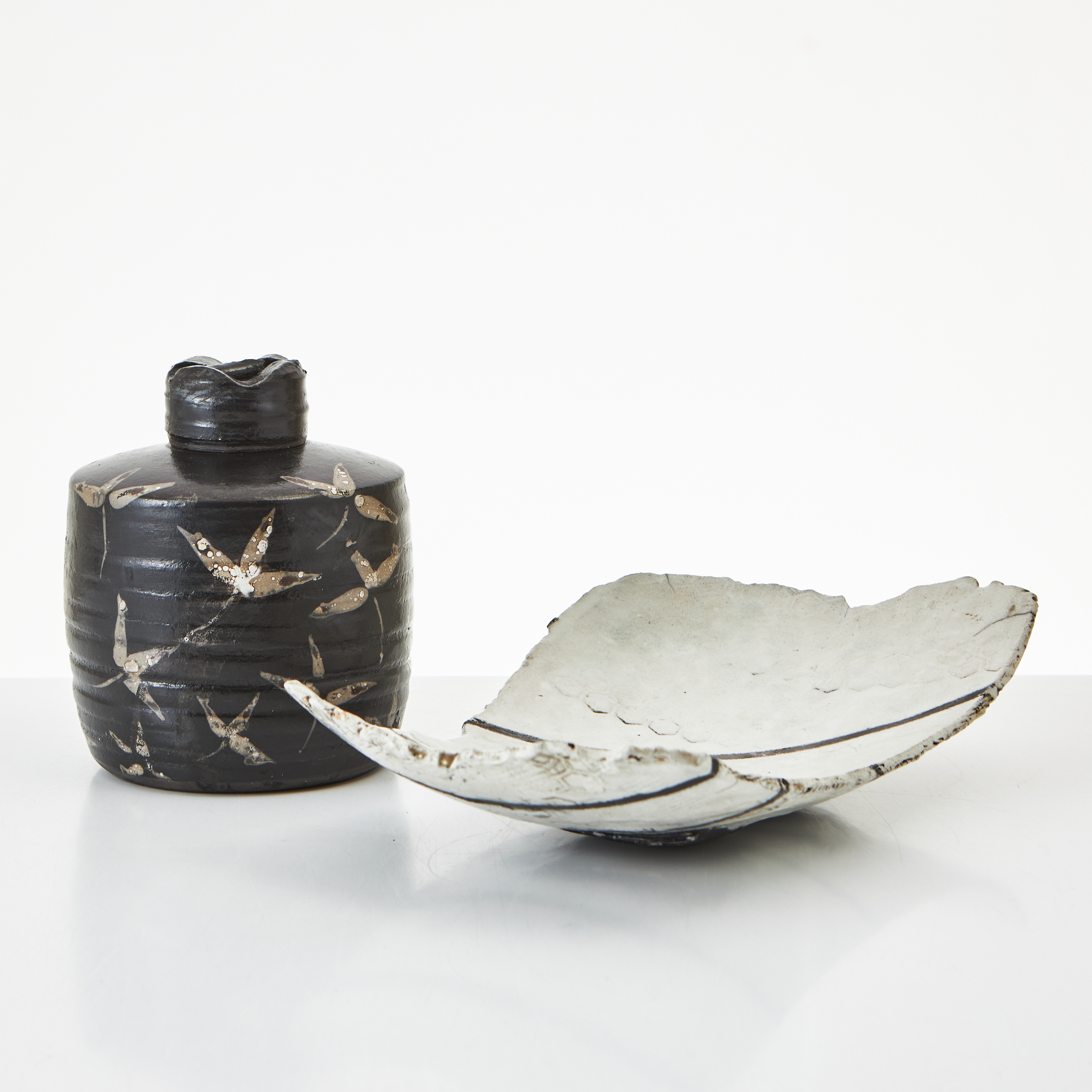 TEBURK och FAT, stengods. Teburk av Lena Svensson, rakubränd, fat av oidentifierad konstnär, glaserat.