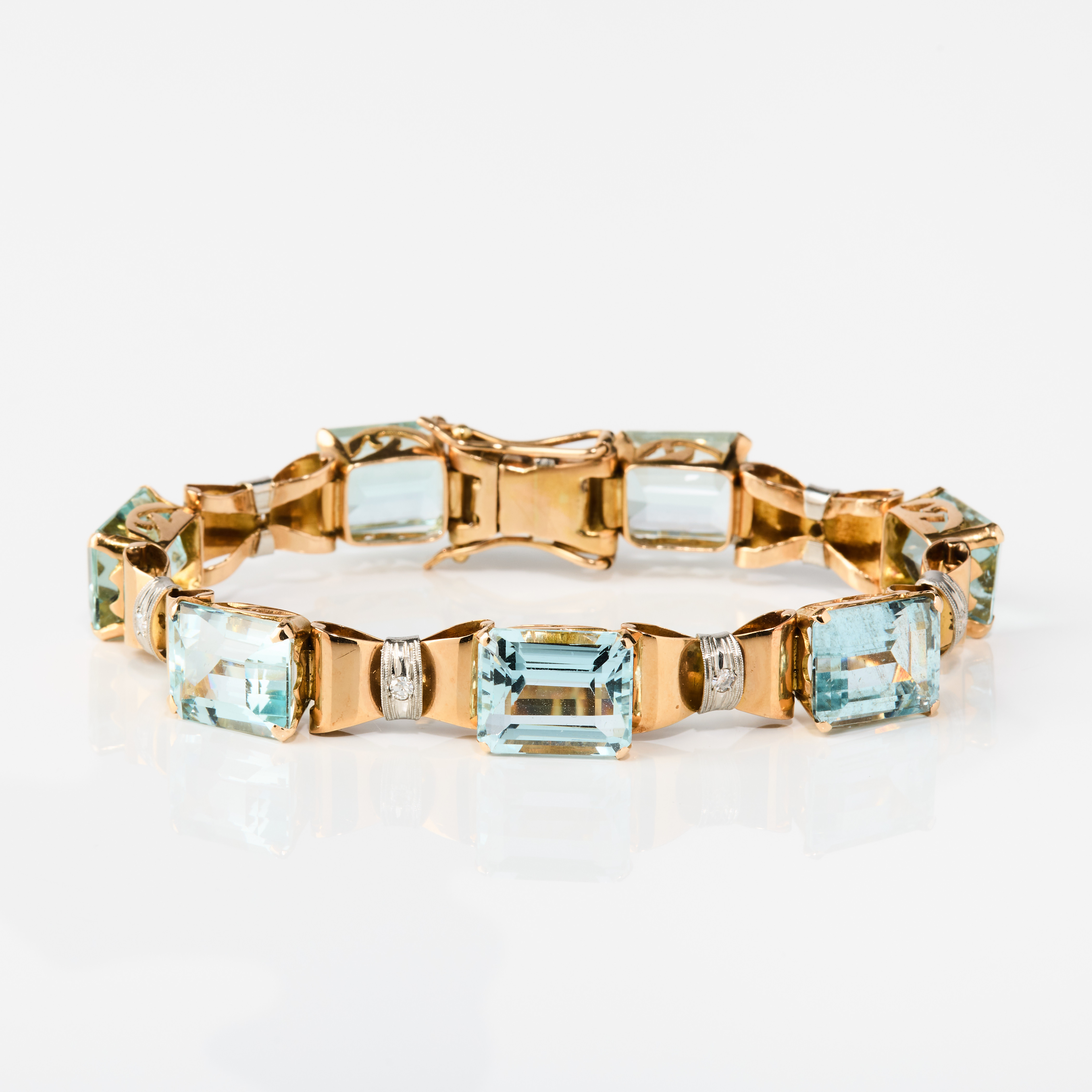 ARMBAND, 18K tvåfärgat guld med akvamariner och diamanter, Retro, 1950-tal.