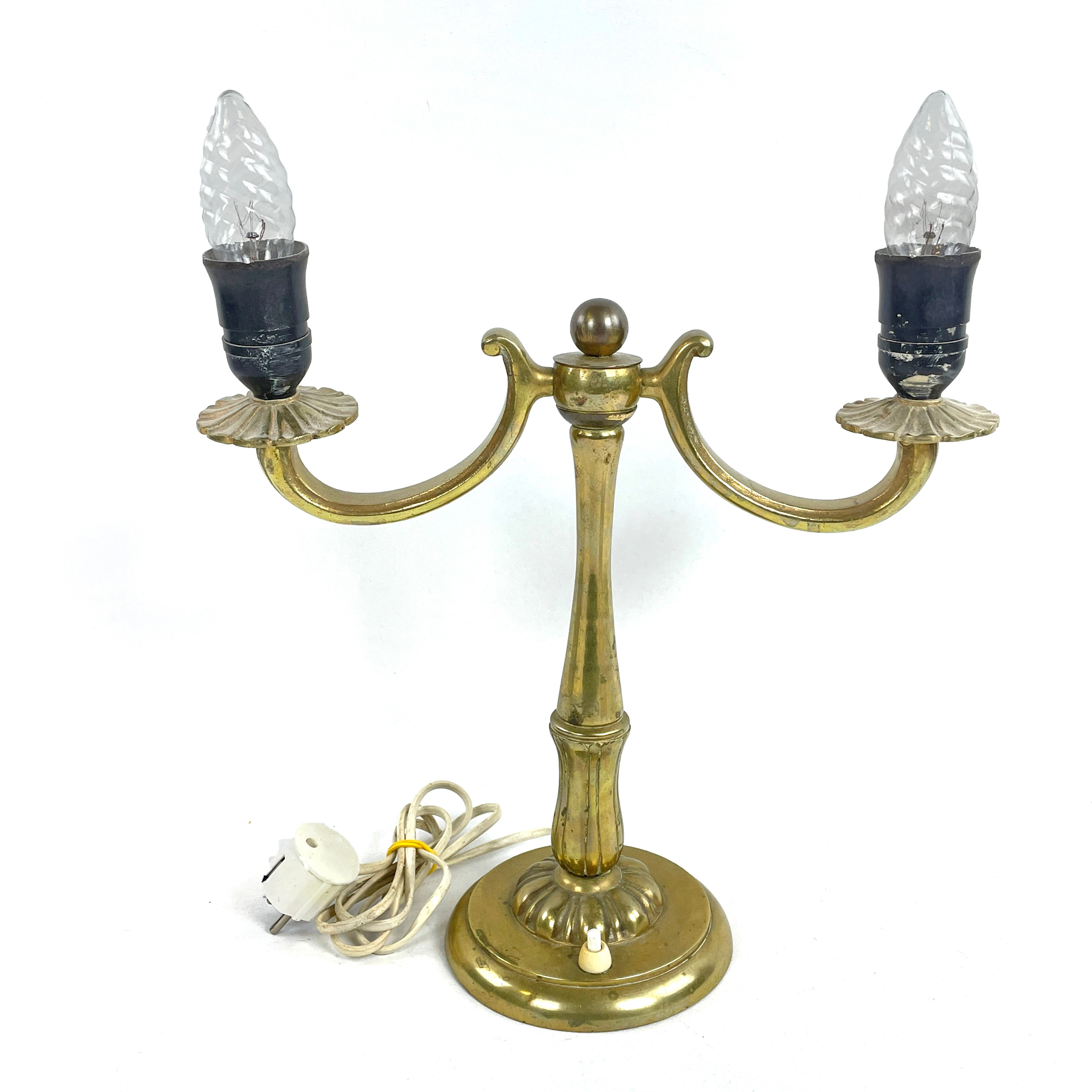 BORDSLAMPA, mässing, 2-armad, 1900-talets första hälft.