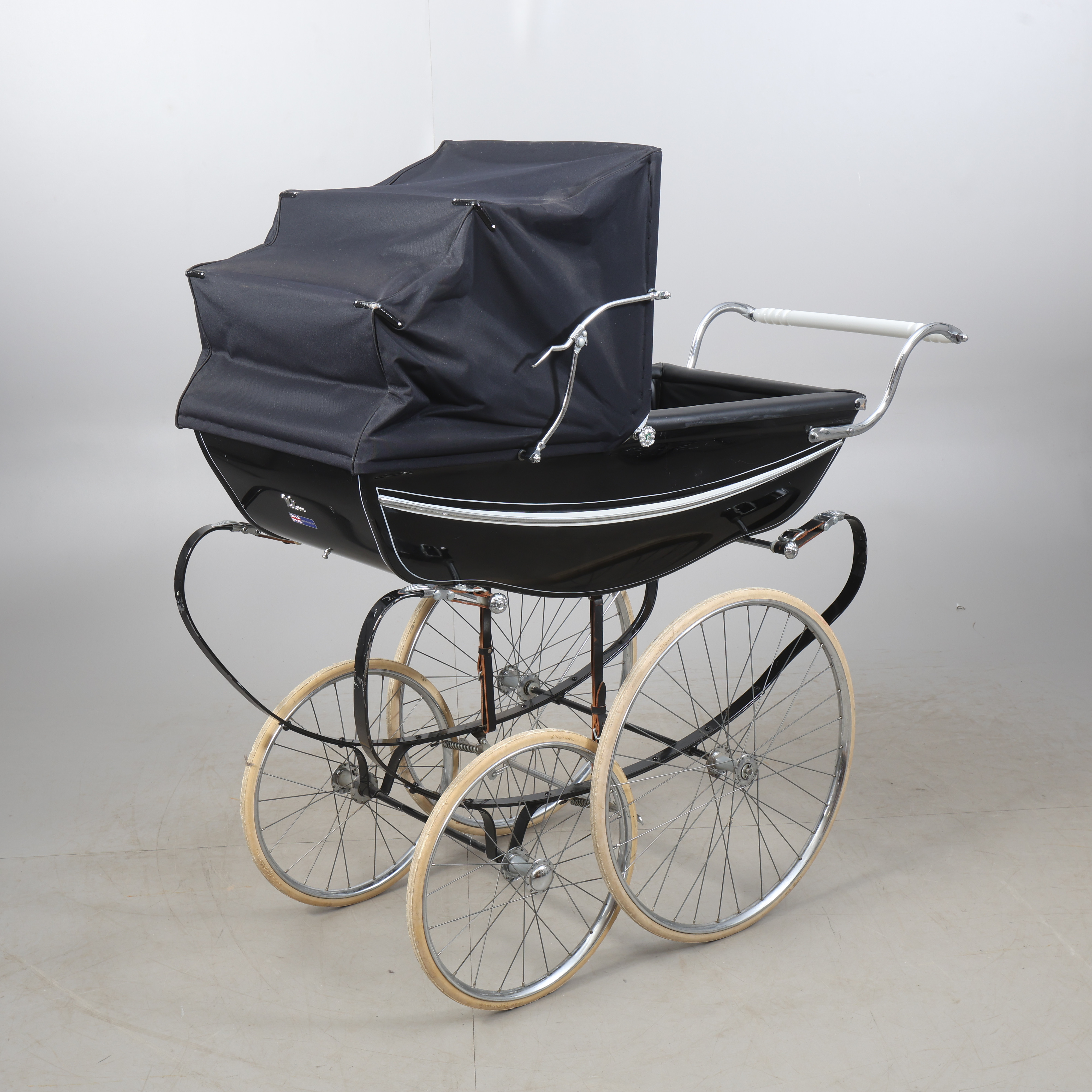 WILSON, barnvagn, England, 1900-talets andra hälft, svart, skyltmärkt.