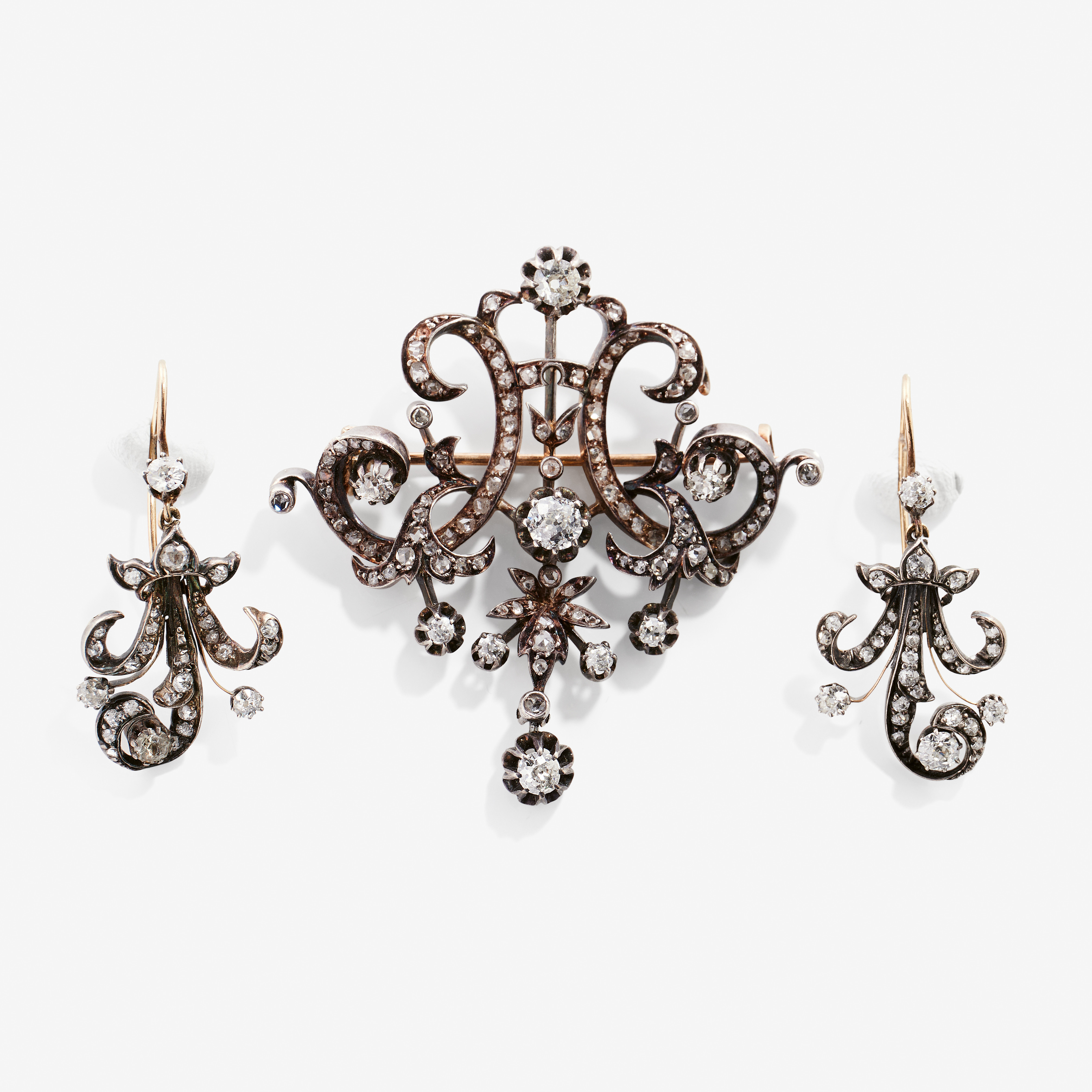 BROSCH/HÄNGE och ÖRHÄNGEN, ett par, silver, guld och diamanter, 1880-tal.
