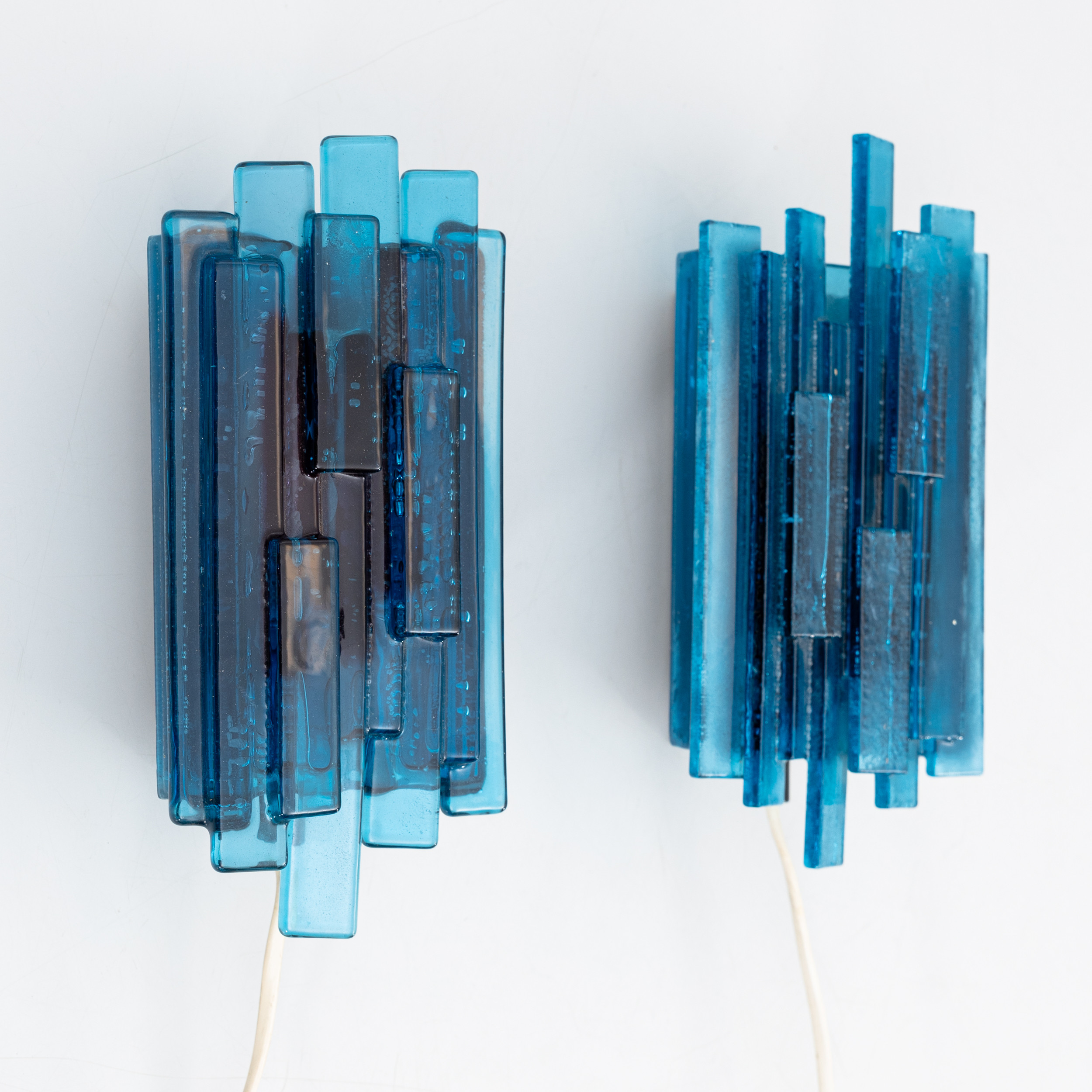 CLAUS BOLBY. Vägglampor, ett par, blå akryl och metall, modell "Veega", 1217, Cebo Industri, formgivna 1968, Danmark.
