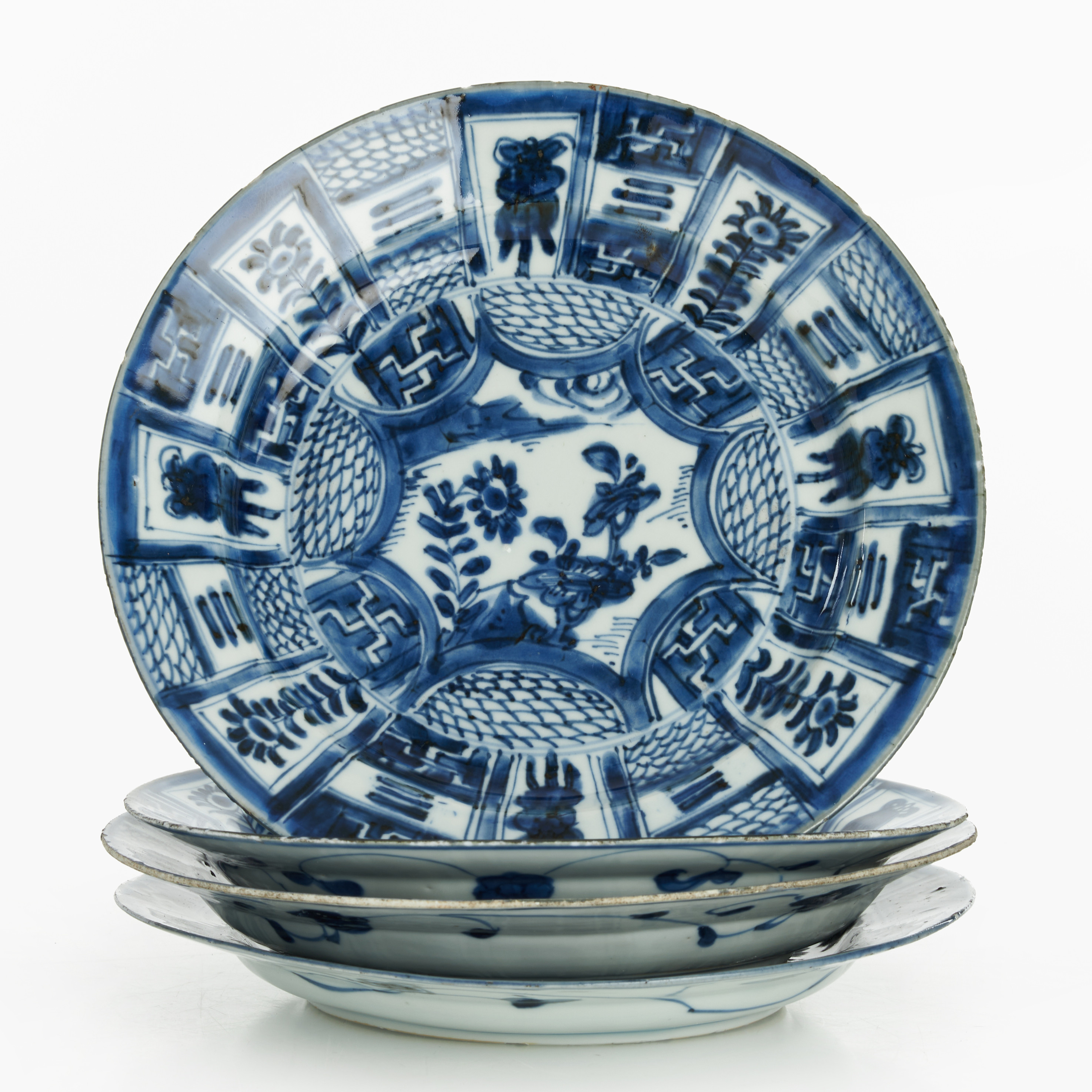 TALLRIKAR (4 st), snarlika, kraakporslin, Kina, dekor i underglasyrblått av blomster och geometriska mönster, Mingdynastin, Wanli (1572-1620).