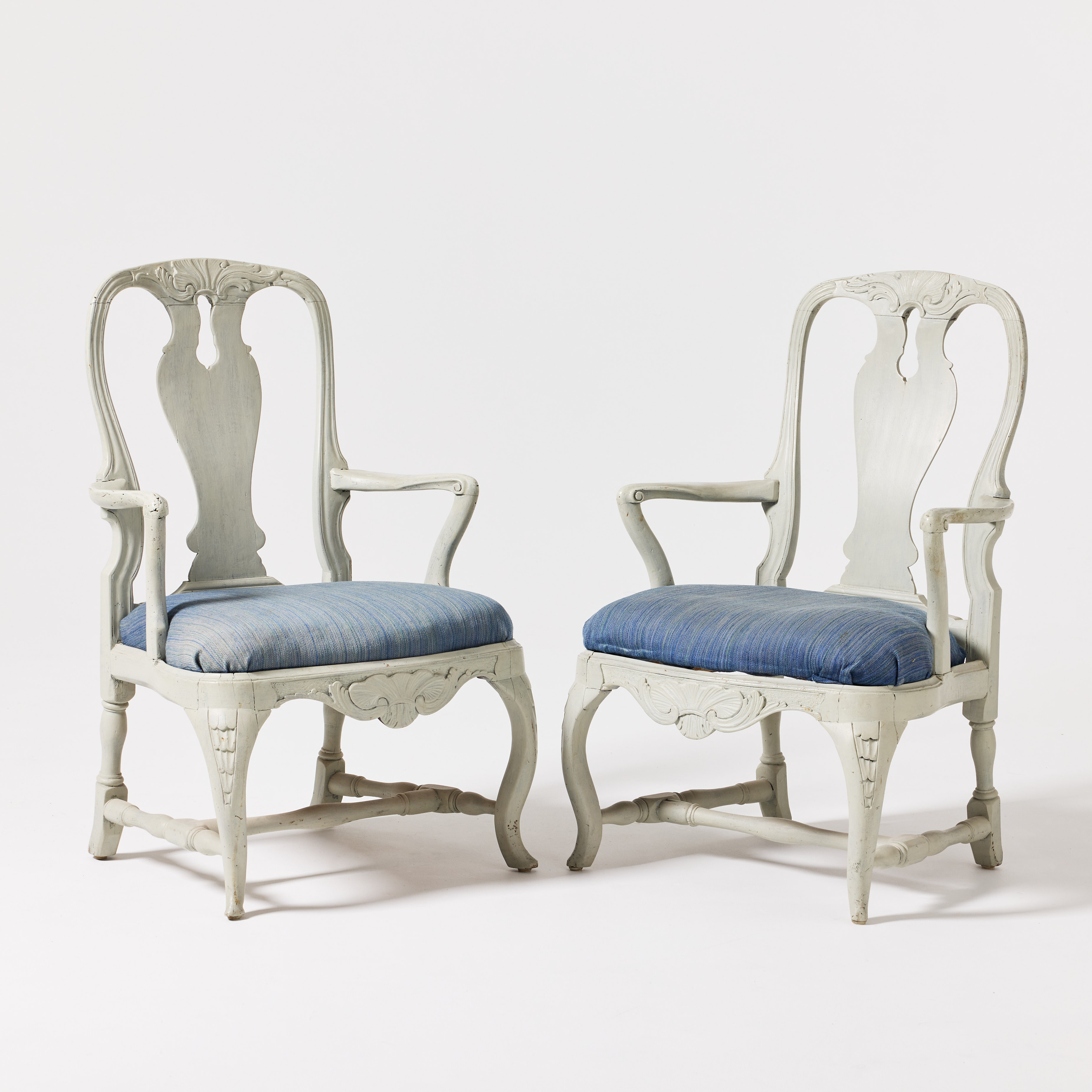 ARMLÄNSTOLAR, ett par, stockholmsarbeten i rokoko, 1700-talets tredje kvartal, parställda, träskuren dekor.