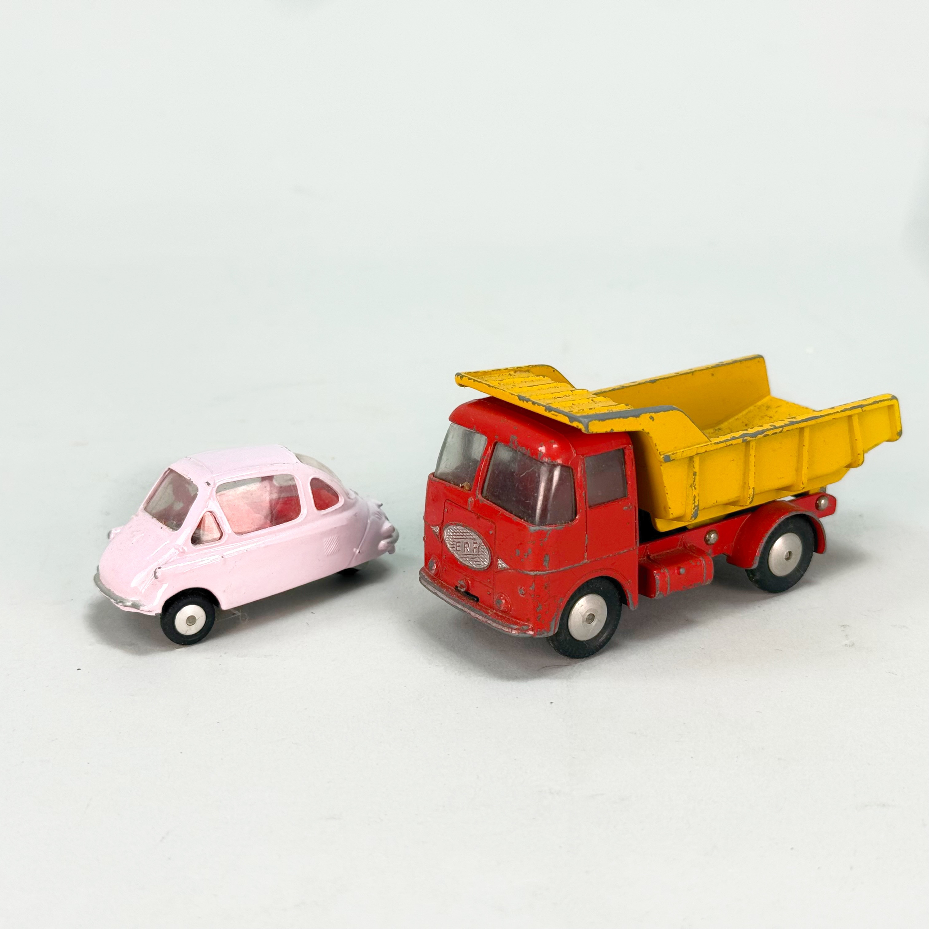 LEKSAKSBILAR - CORGIE TOYS 233 Heinkel Economy Car i rosa färg och modell E.R.F. 64 G Earth Dumper Truck:Made in GT Britain.
