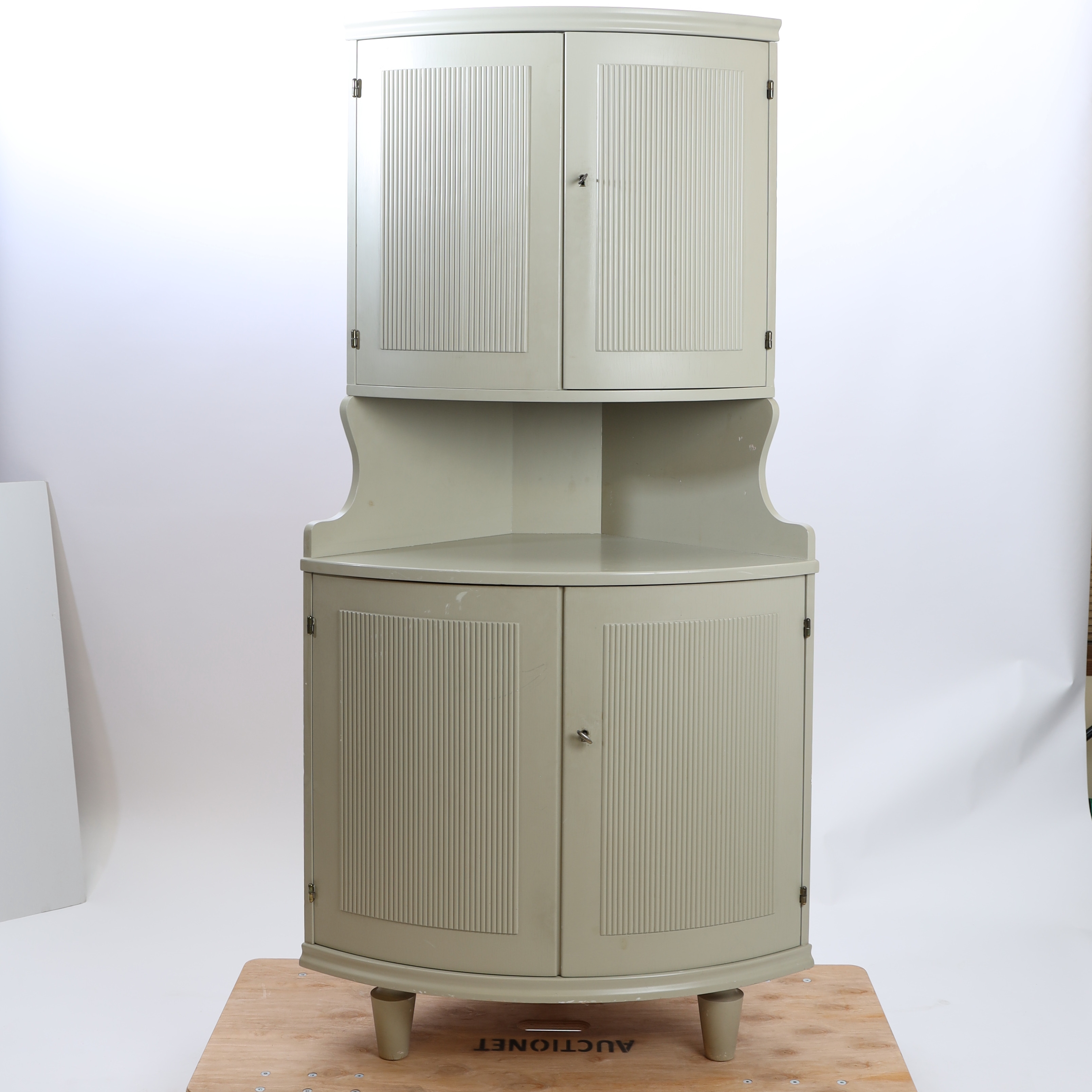 HÖRNSKÅP, gustaviansk stil, 1900-tal.