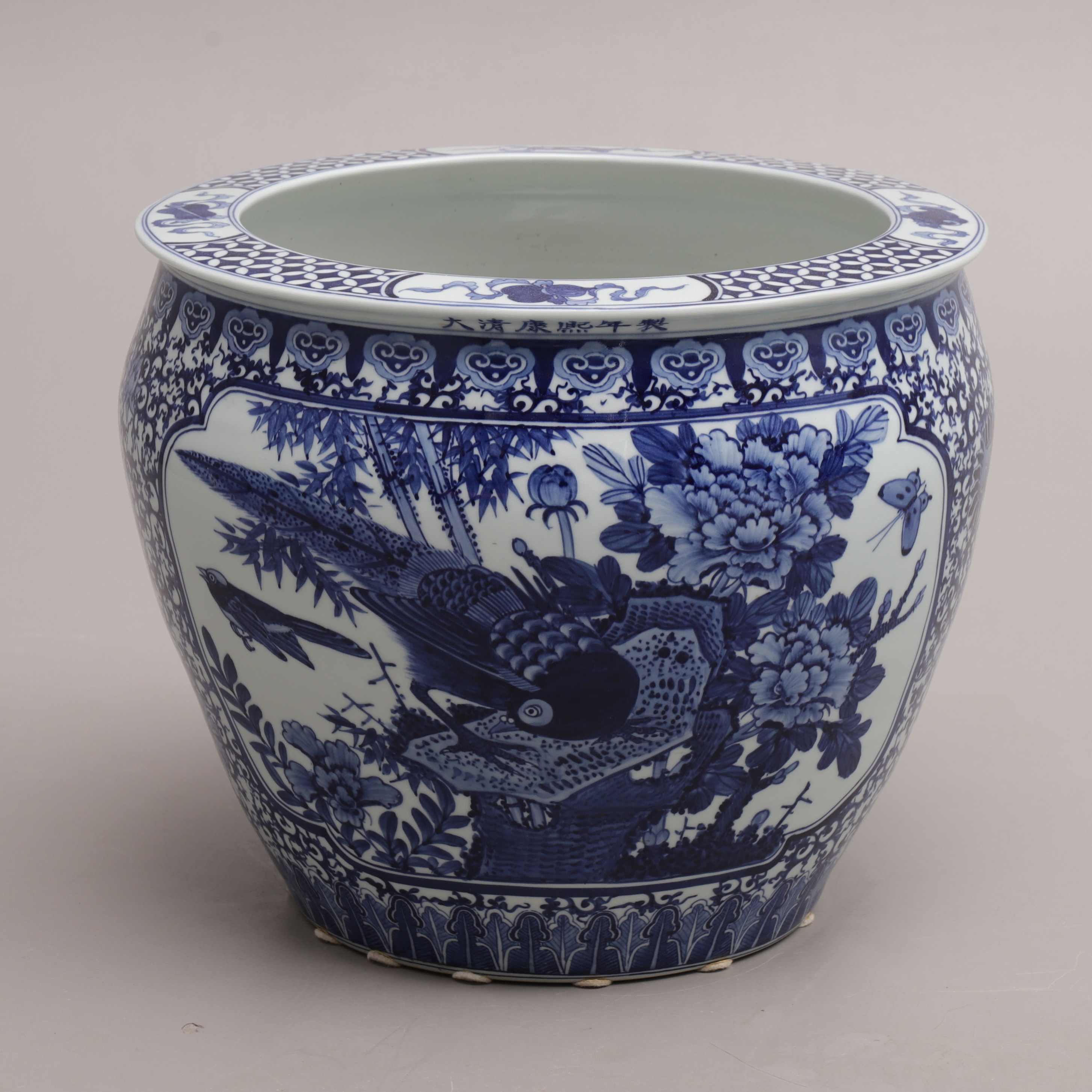 FISKBASSÄNG, porslin, Kina, 1900-tal.