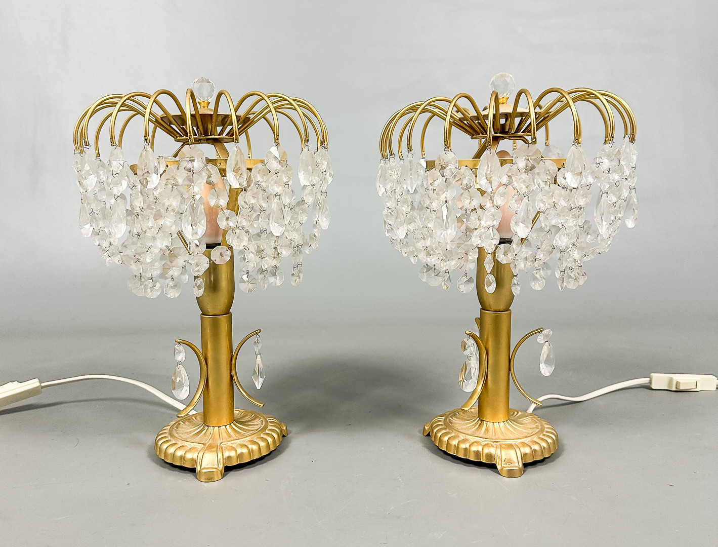 BORDSLAMPOR, Ett par, Förgylld metall och glas, 1900-talets andra hälft.