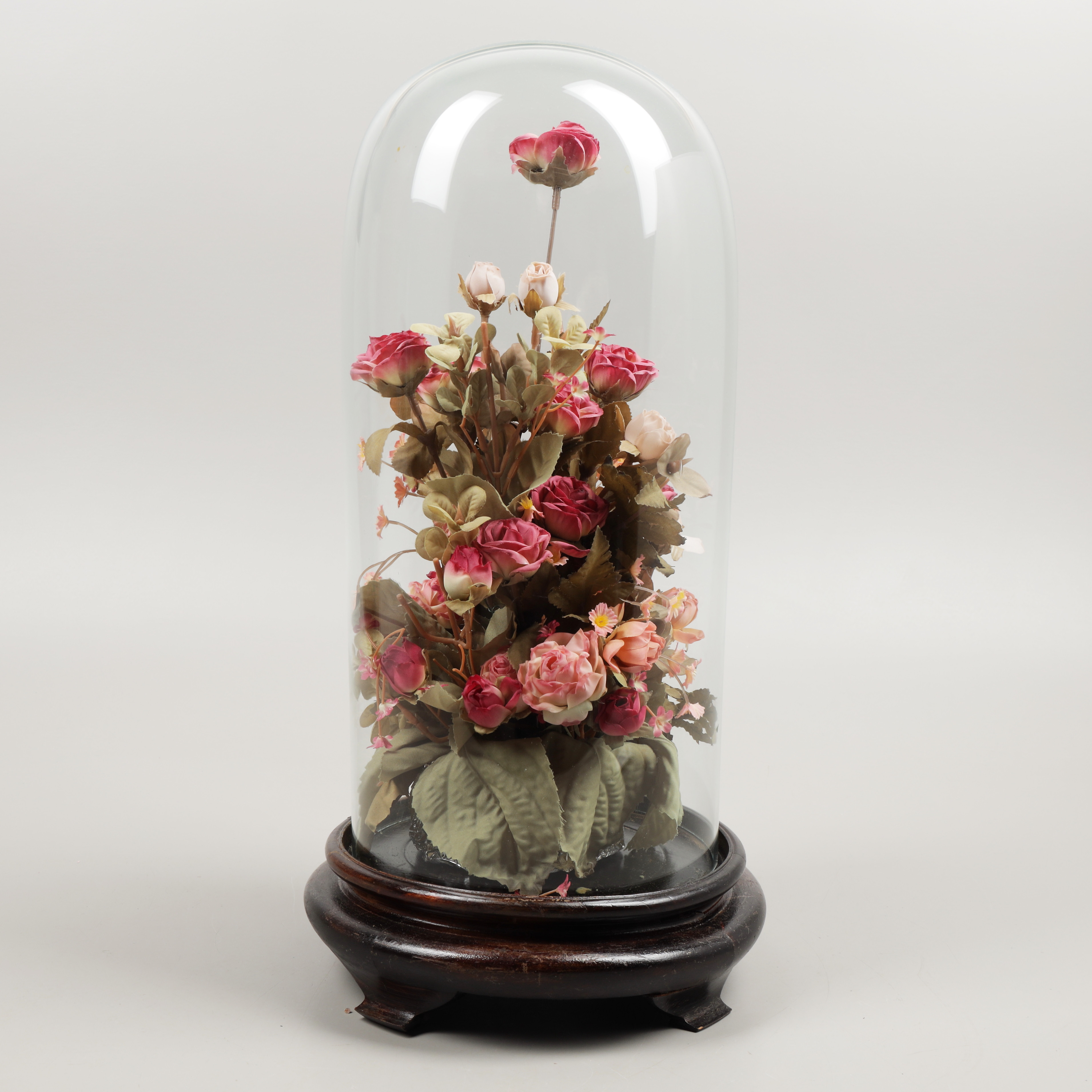 GLASKUPA PÅ TRÄSOCKEL, blomsterdekoration, 1900-talets andra hälft.