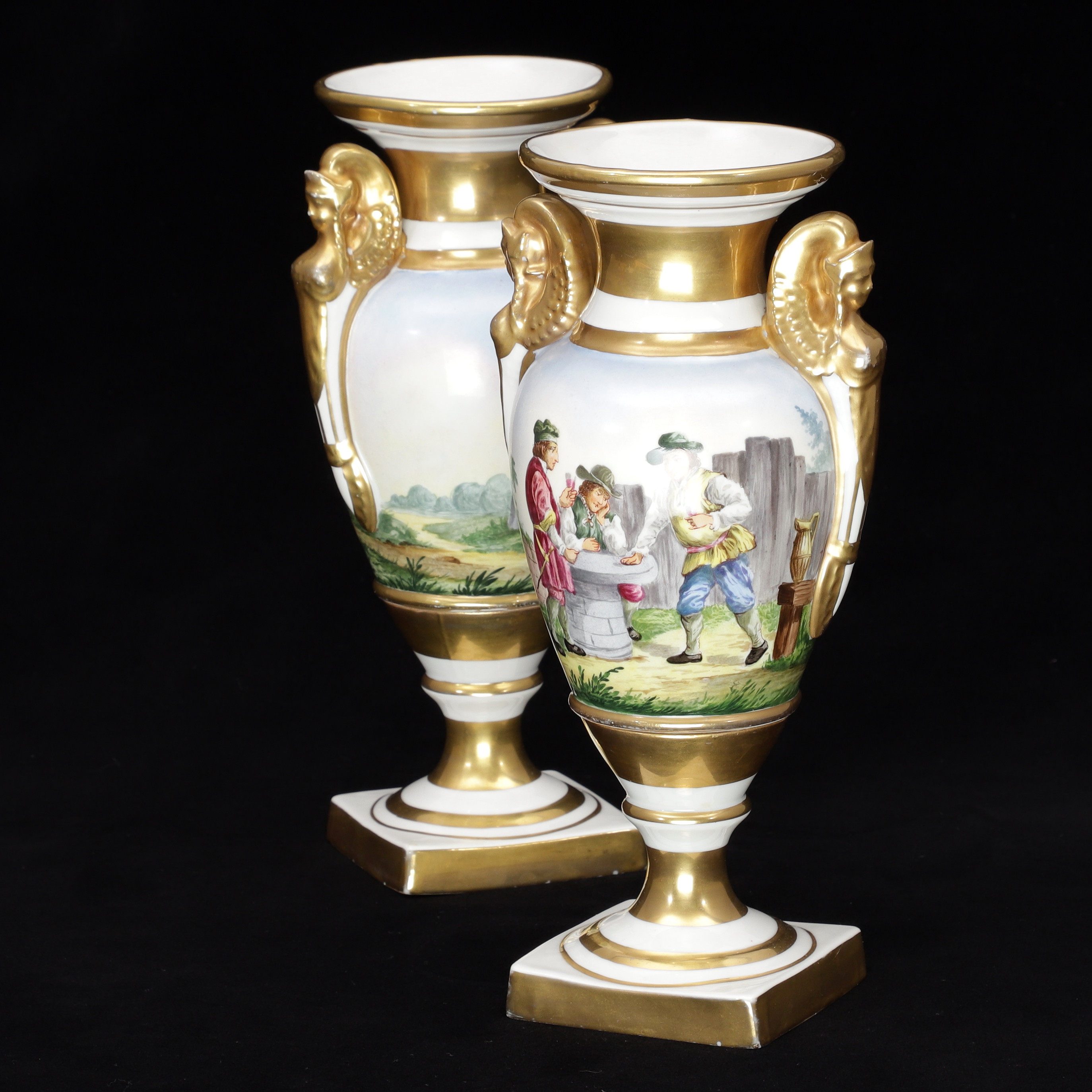 HÄNKELVASER, ett par, porslin, meissenmärkning, 1800-talets mitt.