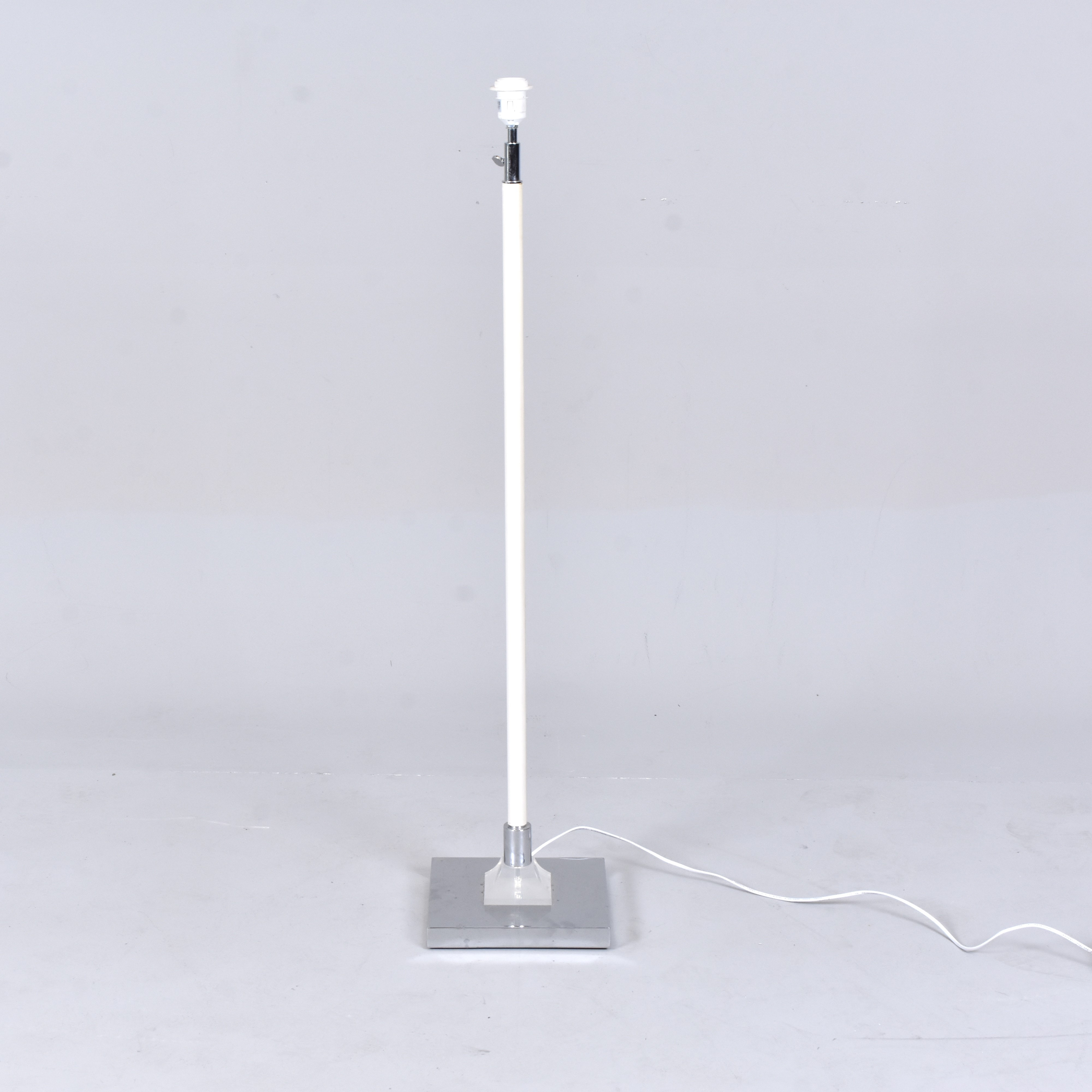 GOLLVLAMPA, läderklädd metall på kromad fot med plexiglasfäste.