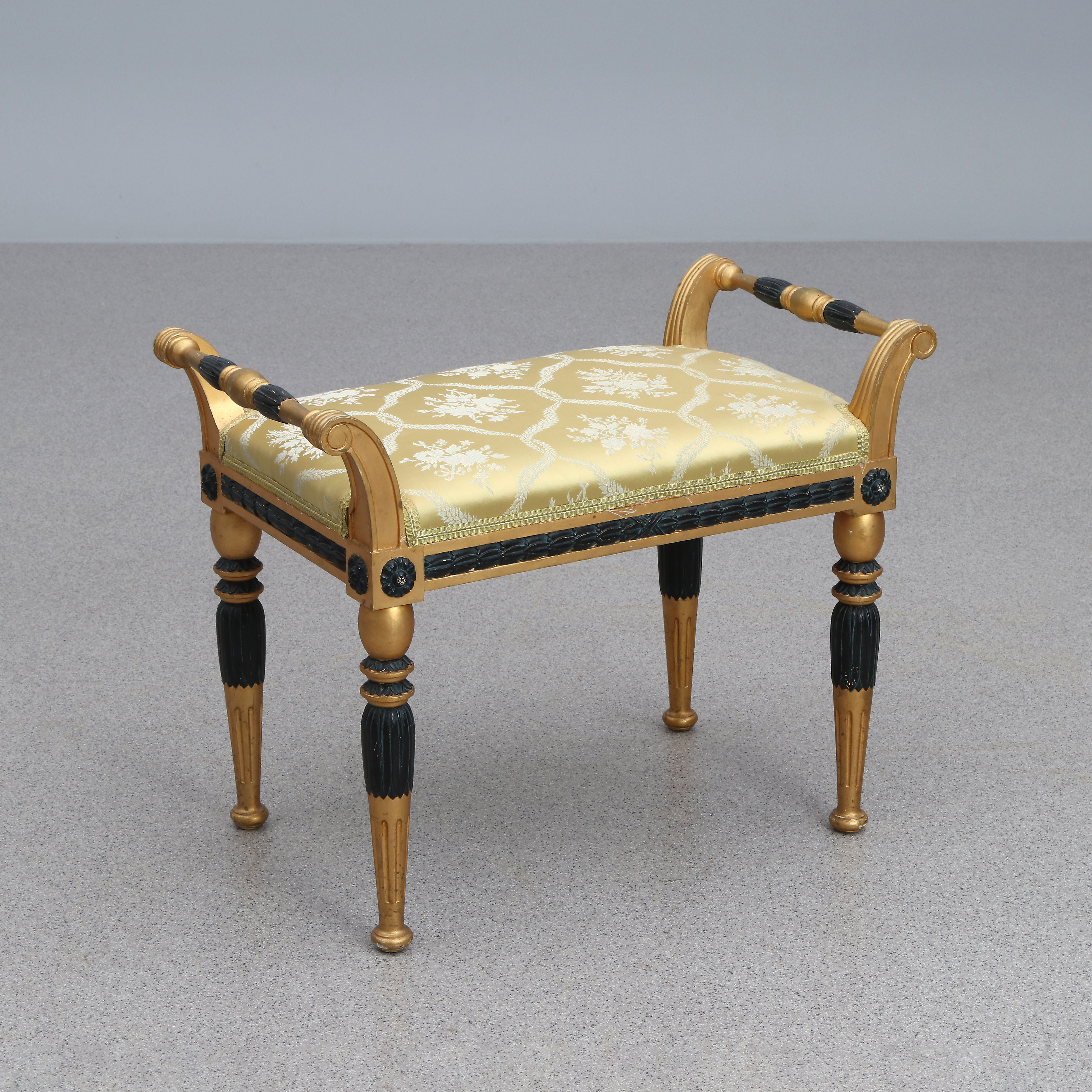 MYRSTEDT & STERNS AB, TABURETT. Skuret, bronserat och bemålat trä. Sengustaviansk stil, tidigt 1900-tal. Plakettmärkt undertill.