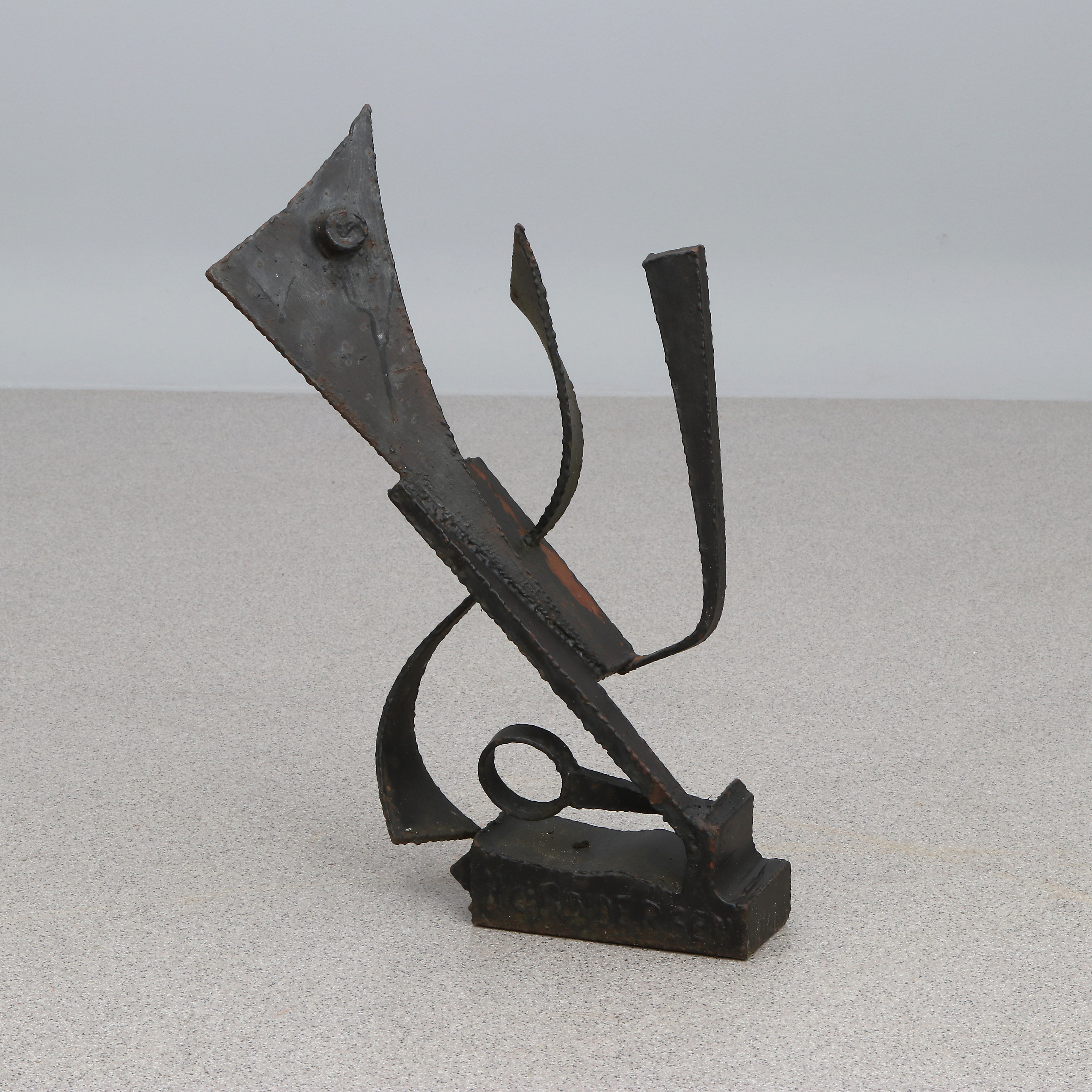 H.C. ANDERSEN. SKULPTUR. Svetskonst i bemmålat smide. Komposition. Signerad och daterad 1972.