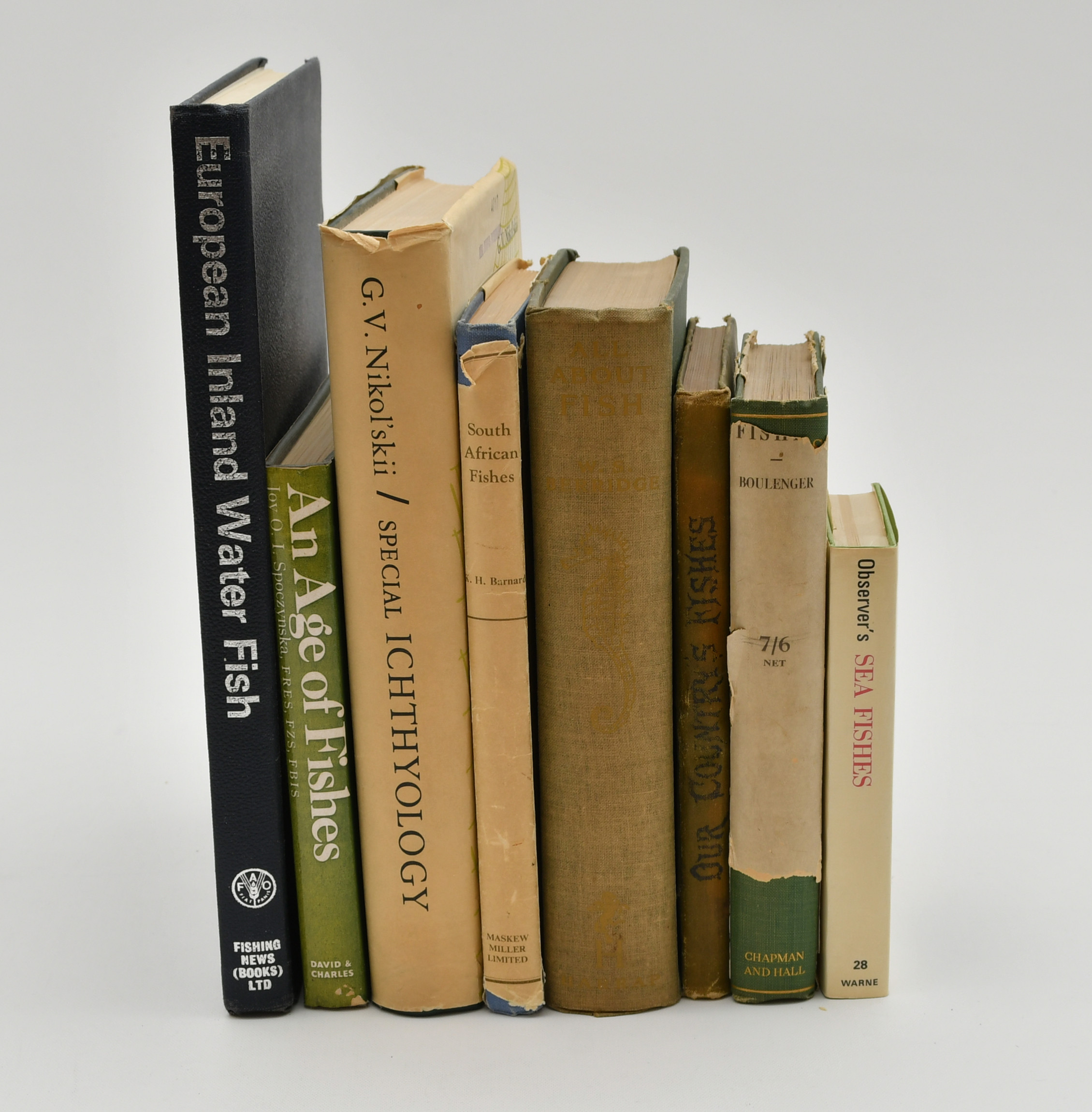 Internationella böcker om fiskar. 8 Volymer.
