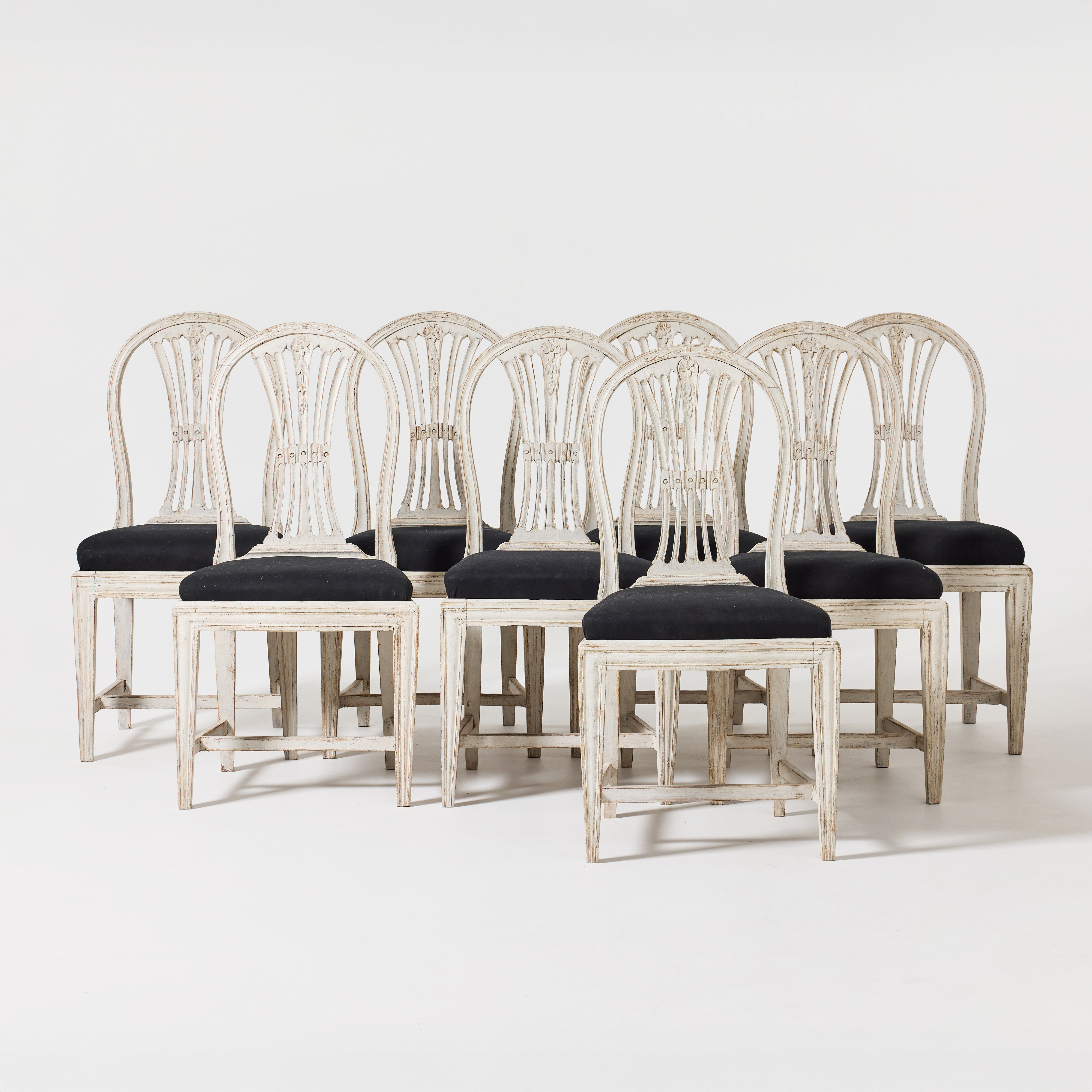 JOHAN LINDGREN (stolmakare i Stockholm 1770-1800), åtta salsstolar, sengustavianska stockholmsarbeten, signerade ILG, träskuren dekor.