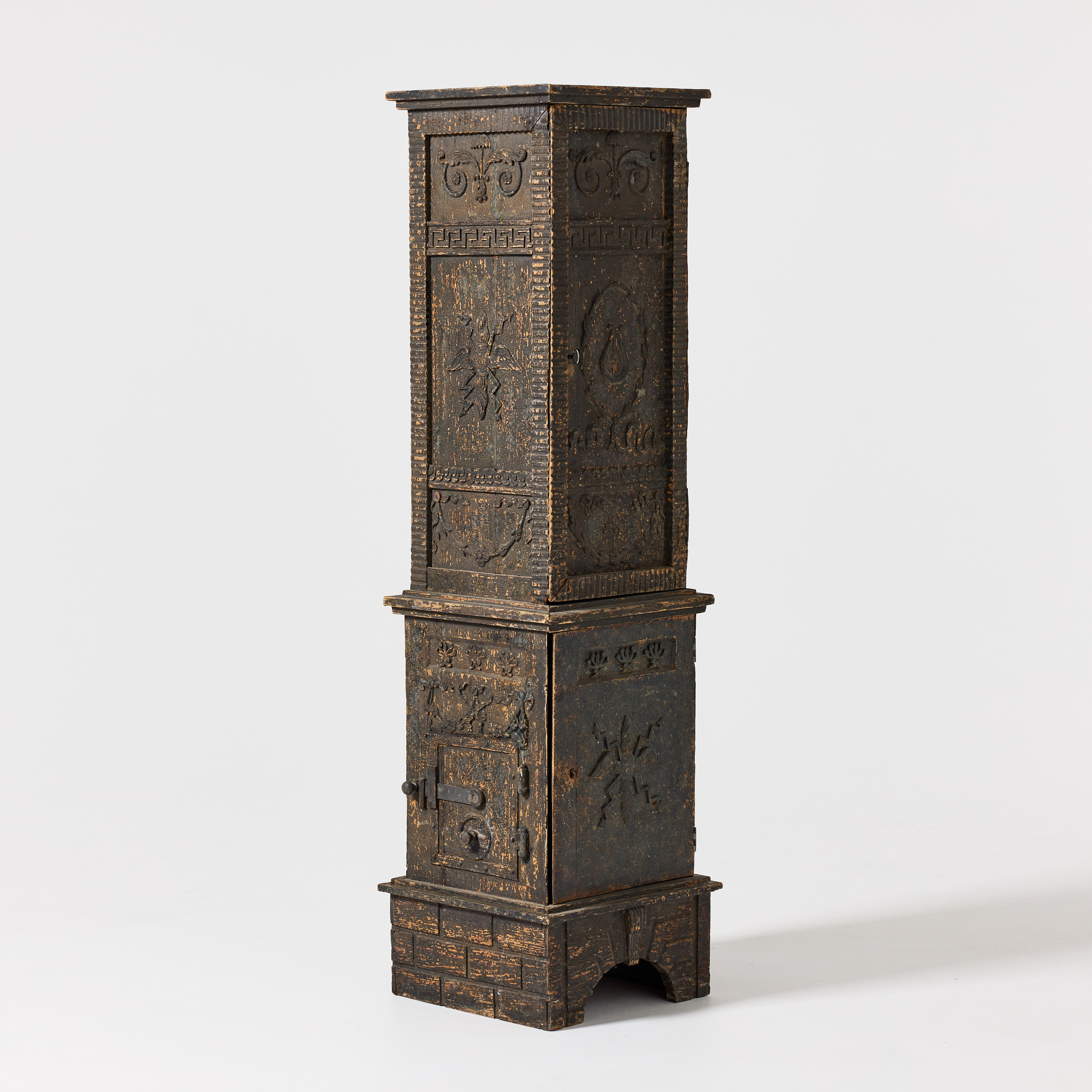 KOLONNSKÅP, Sverige 1800-tal, i form sättugn för hörn, träskuren dekor.