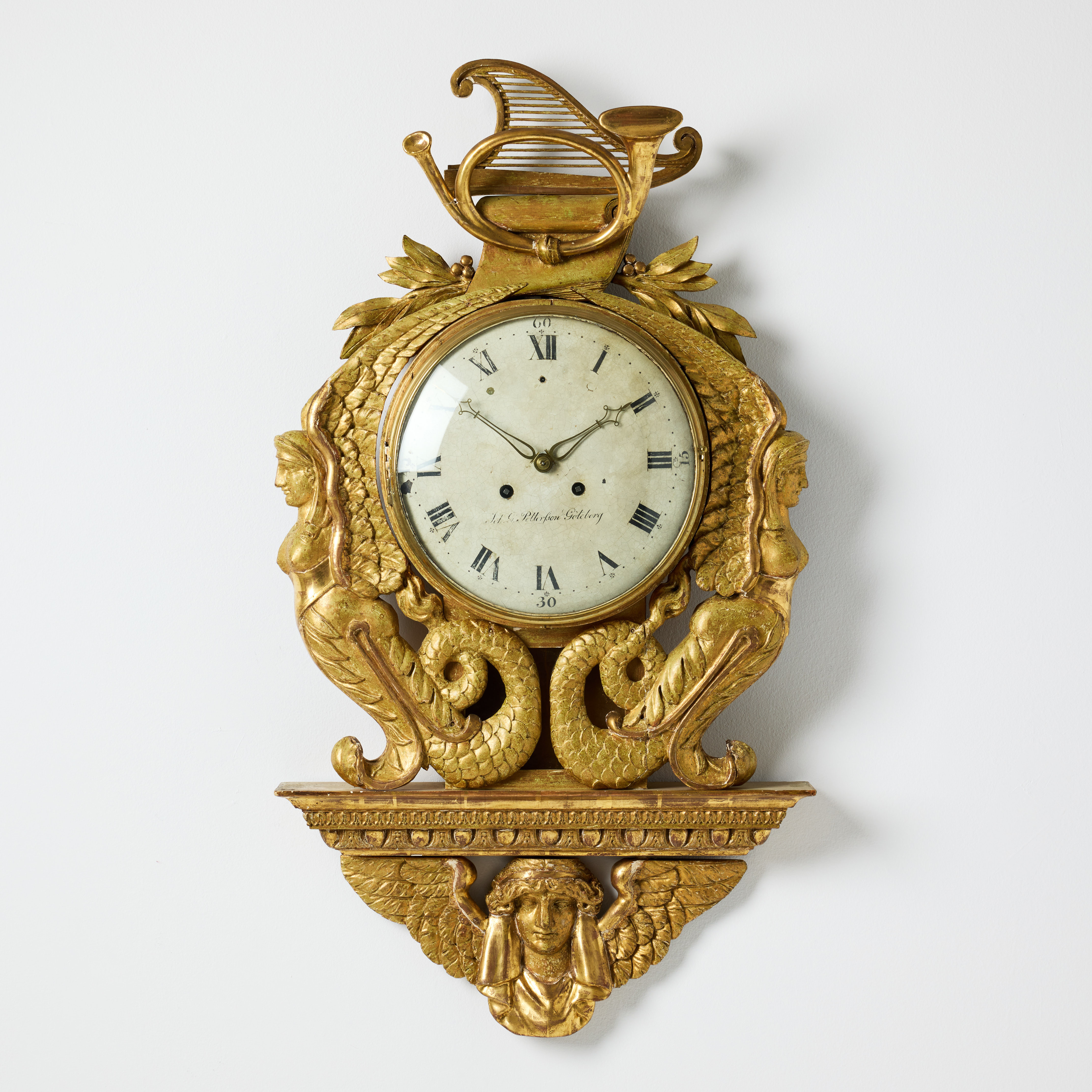 VÄGGPENDYL, göteborgsarbete i empire, signerad Joh. G. Pettersson Göteborg (Johan Gustaf Pettersson, urfabrikör i Göteborg 1817-1851), fodral i P.G. Bylanders art, träskuren dekor, framtagen förgyllning sannolikt original.