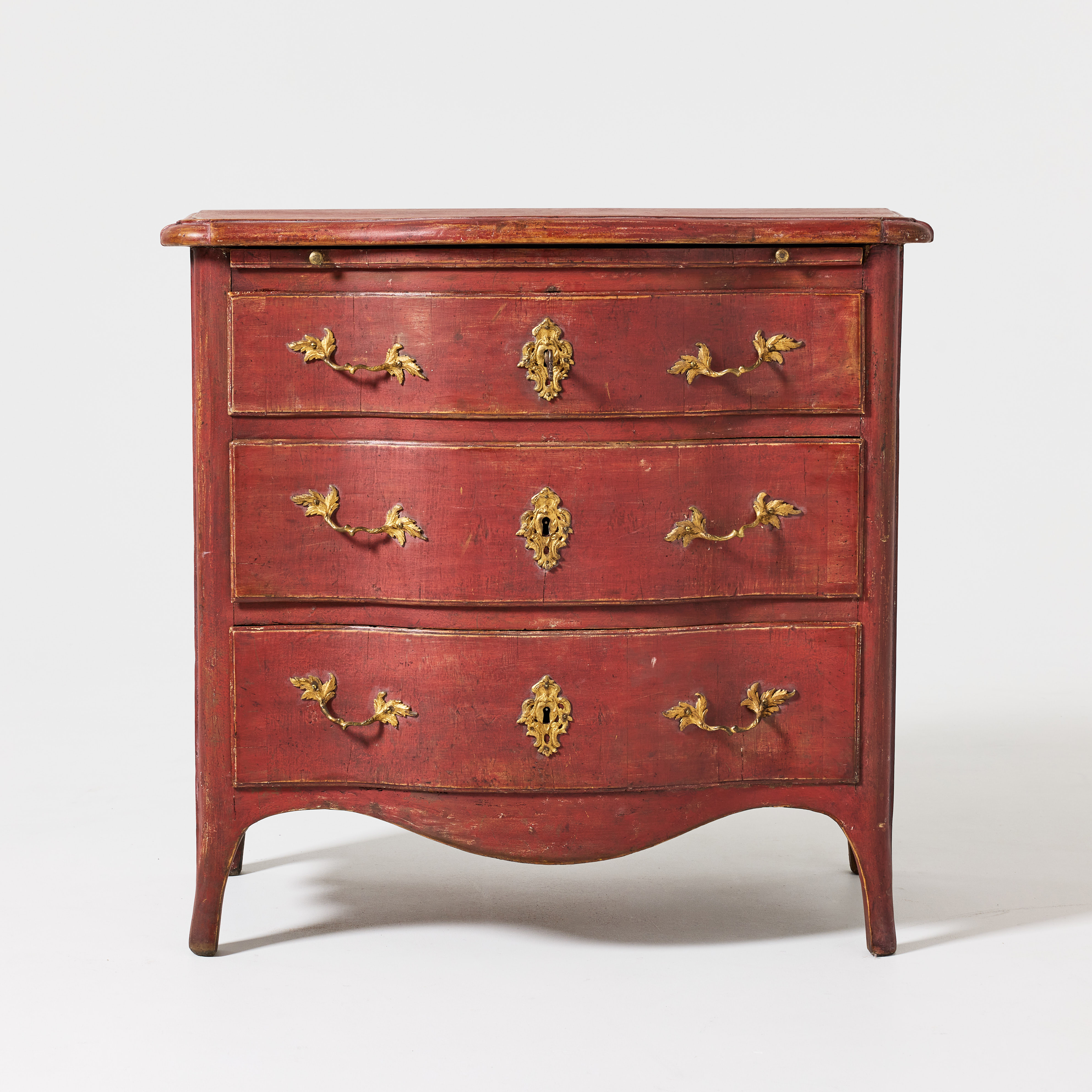 BYRÅ, rokoko, Sverige 1700-talets andra hälft, träskuren dekor, bronserade beslag i mässing.