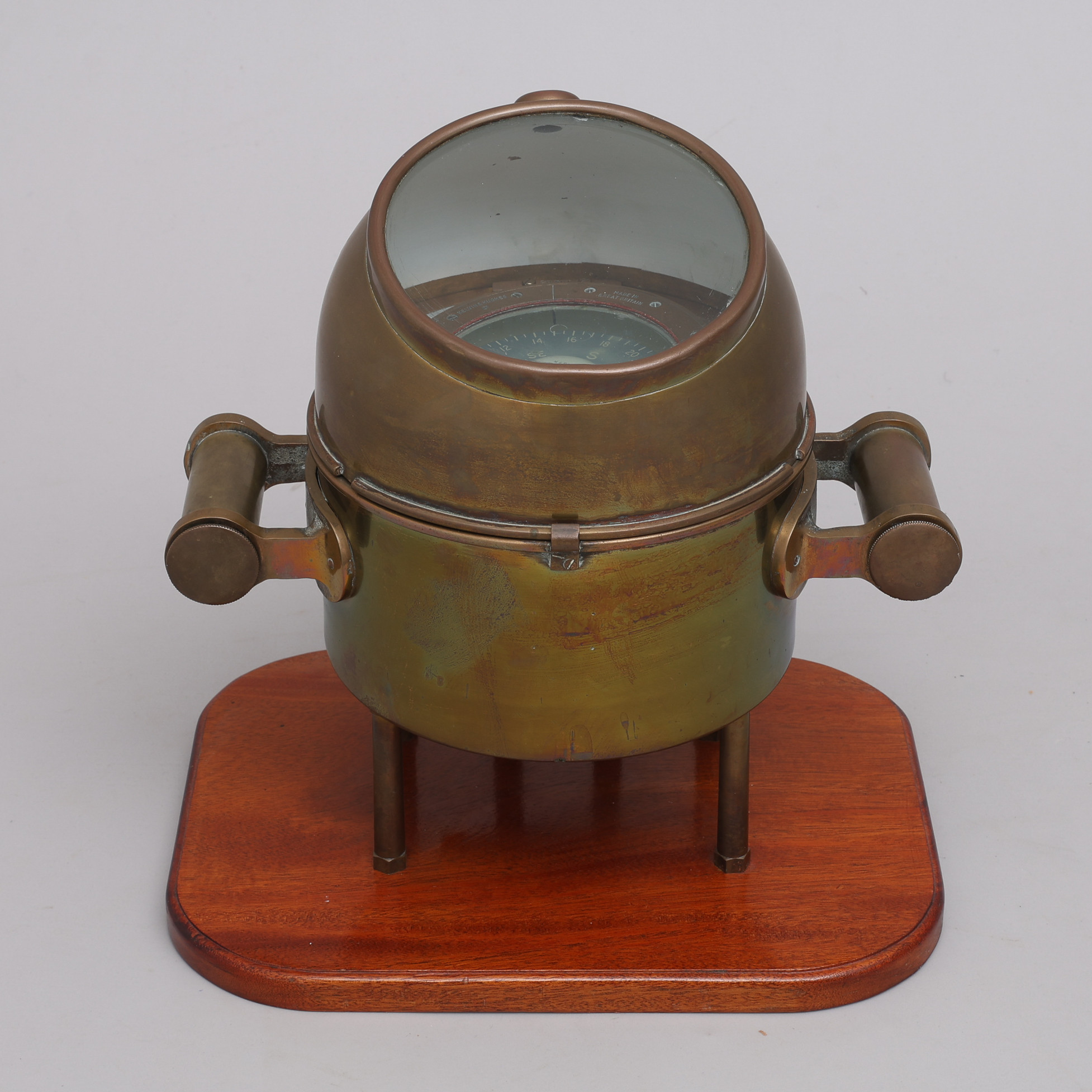 KOMPASS MED NAKTERHUS/COMPASS AND BINNACLE, Kelvin & Hughes, mässing och mahogny.