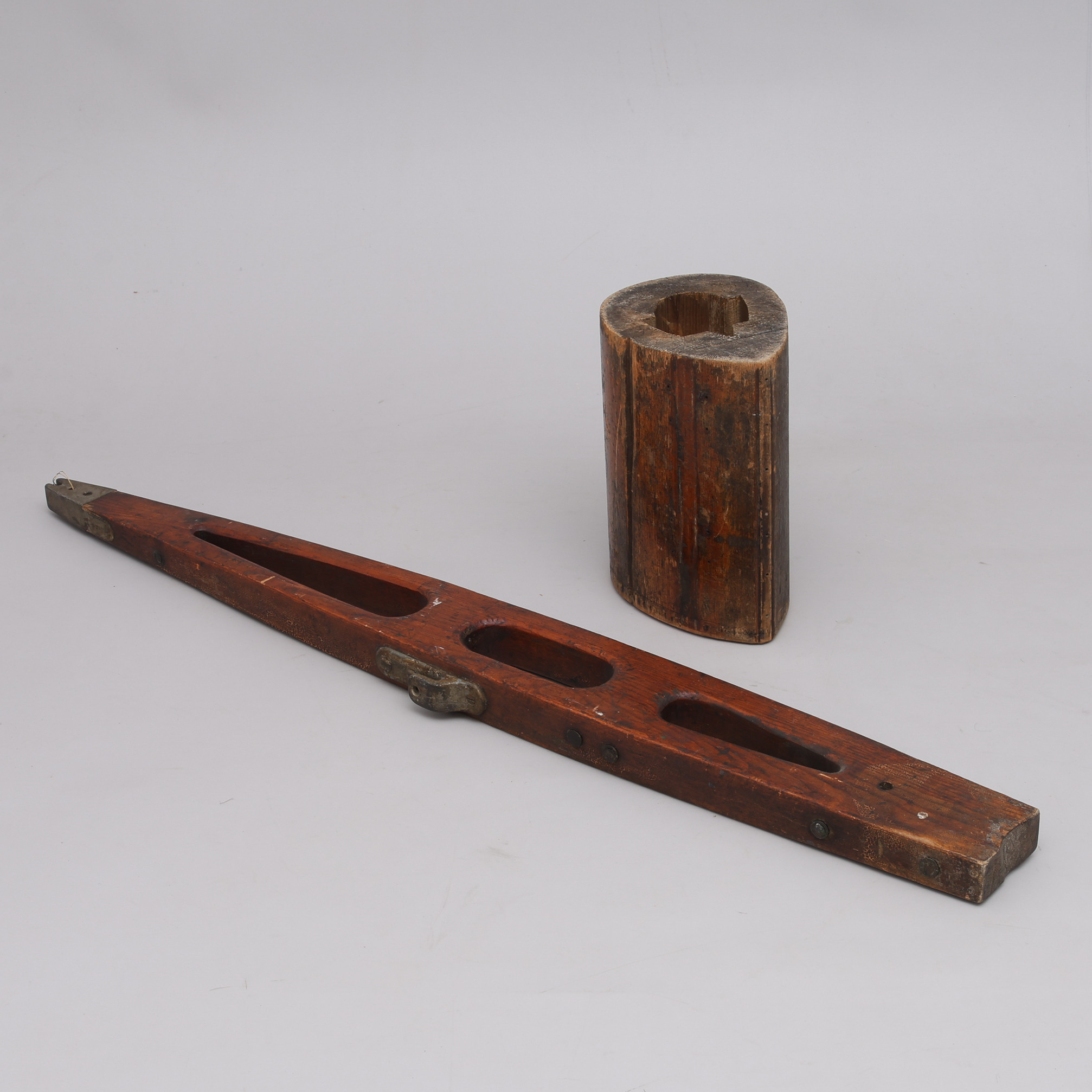 SKEPPSDETALJER 2 ST/SHIP'S DETAILS, 2 PCS, (spreader and boom) träskurna. Enligt uppgift från den kungliga lustjakten "Brittania", byggd 1893/According to information from the royal yacht "Britannia", built 1893.