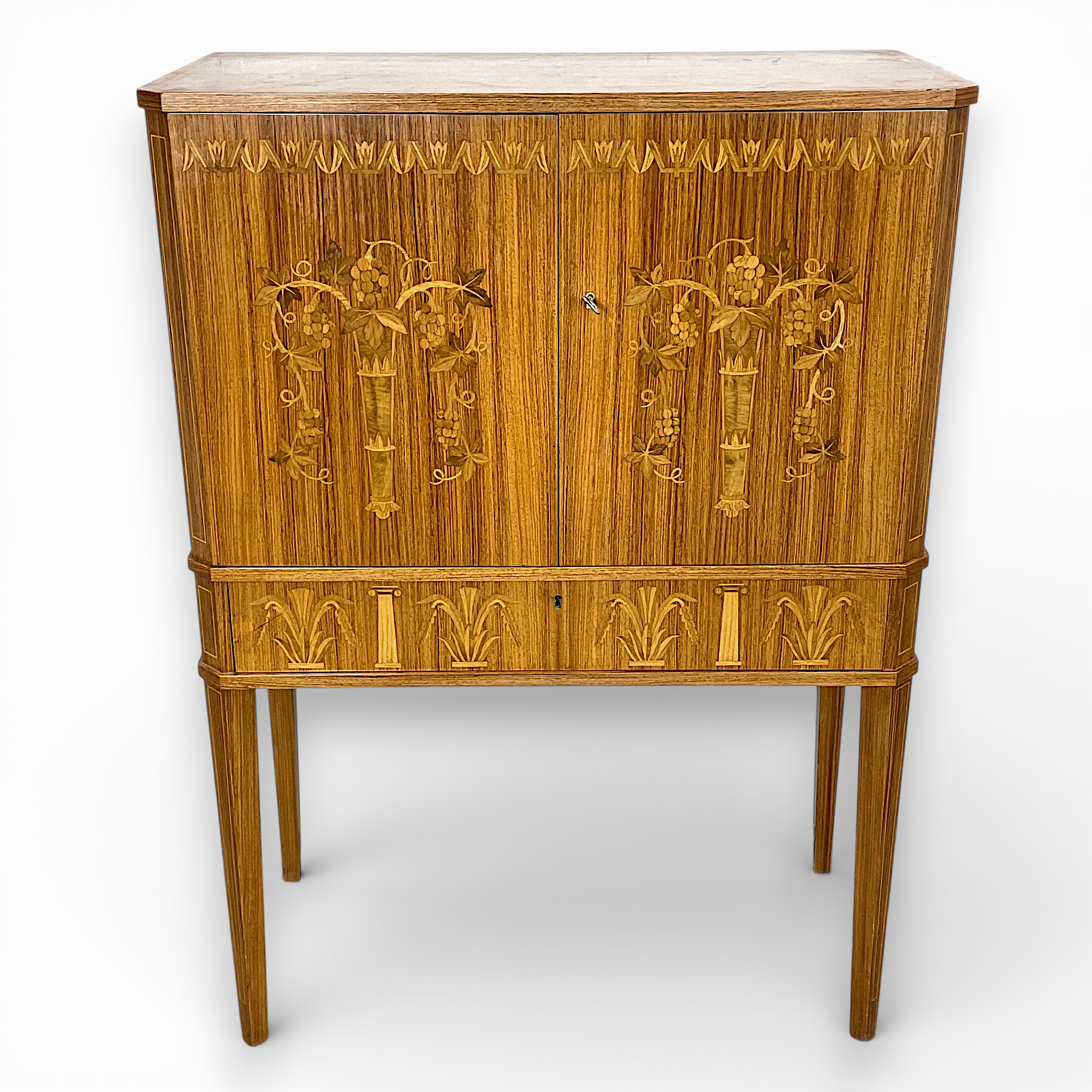 BARSKÅP med belysning, "Druvan", jakaranda, Förenade Möbelfabrikerna, Linköping, omkring 1900-talets mitt.