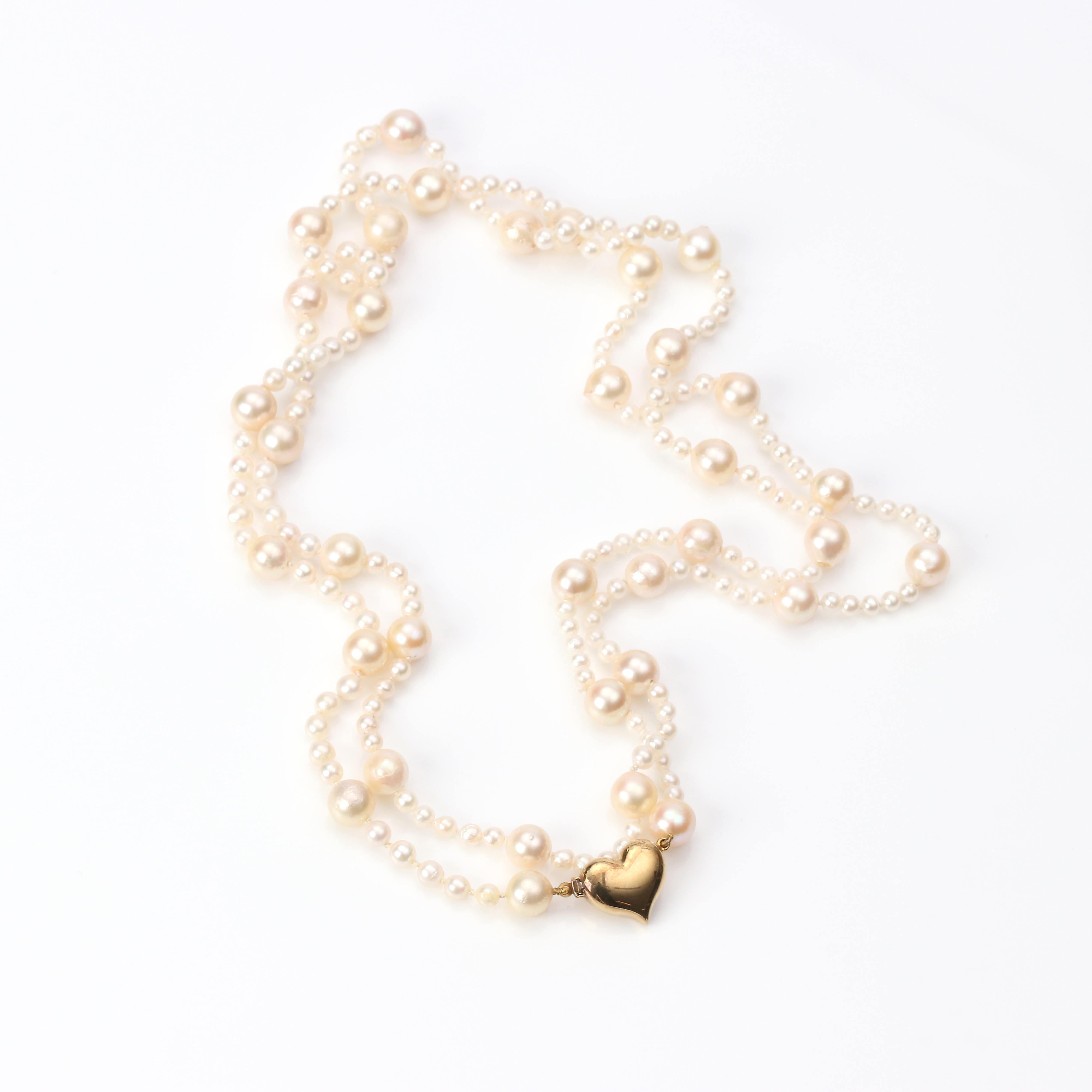 LÅNG PÄRLCOLLIER. Odlade pärlor, lås i förgyllt silver.