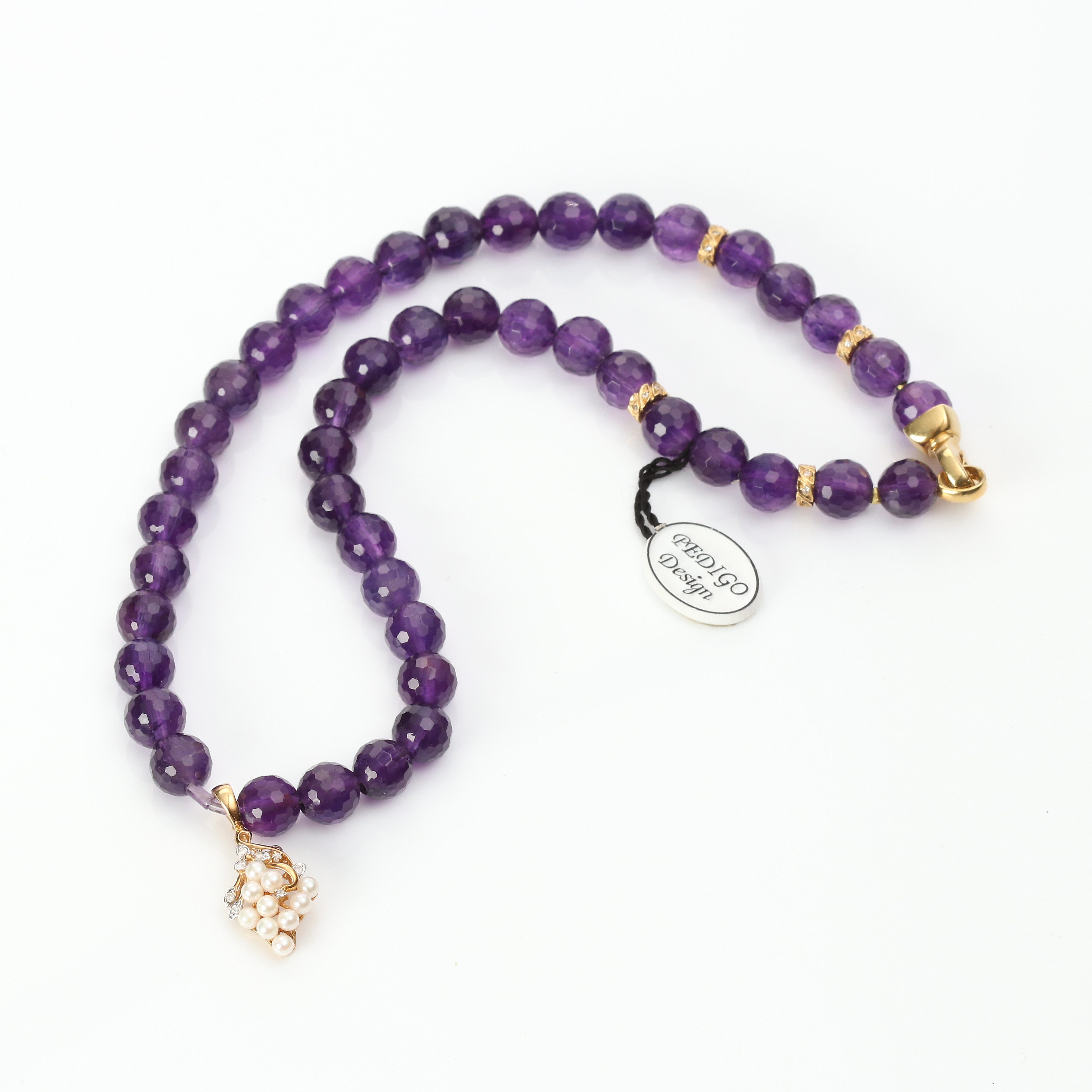 AMETISTCOLLIER. Fasetterade kulor av ametist med lås och hänge i 18k guld.