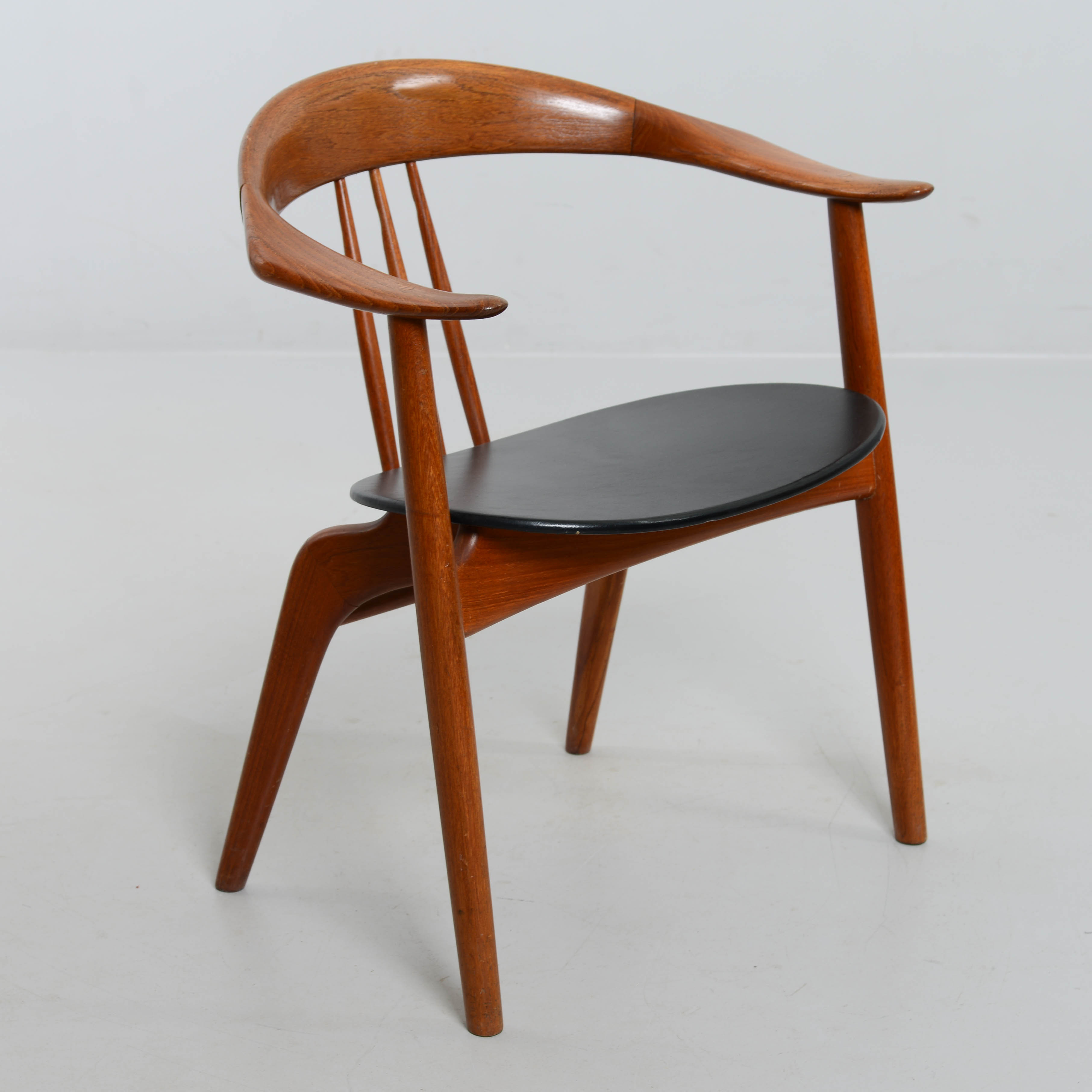 ARNE HOVMAND-OLSEN. Karmstol, modell 408, Mogens Kold Møbelfabrik, Danmark, 1950-tal.