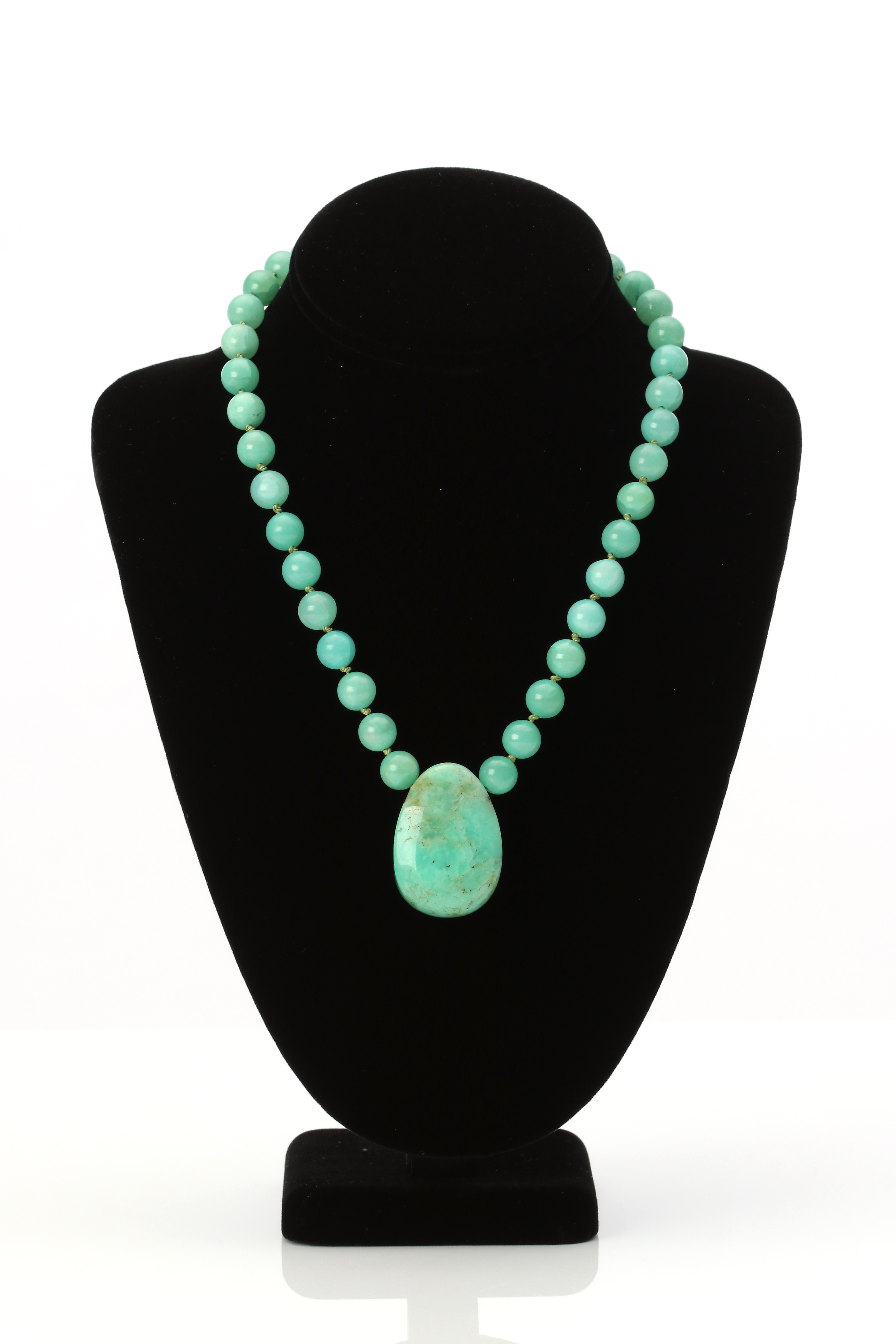 COLLIER. Hänge i krysopras, kulor i grönfärgad sten, lås i 18k guld.